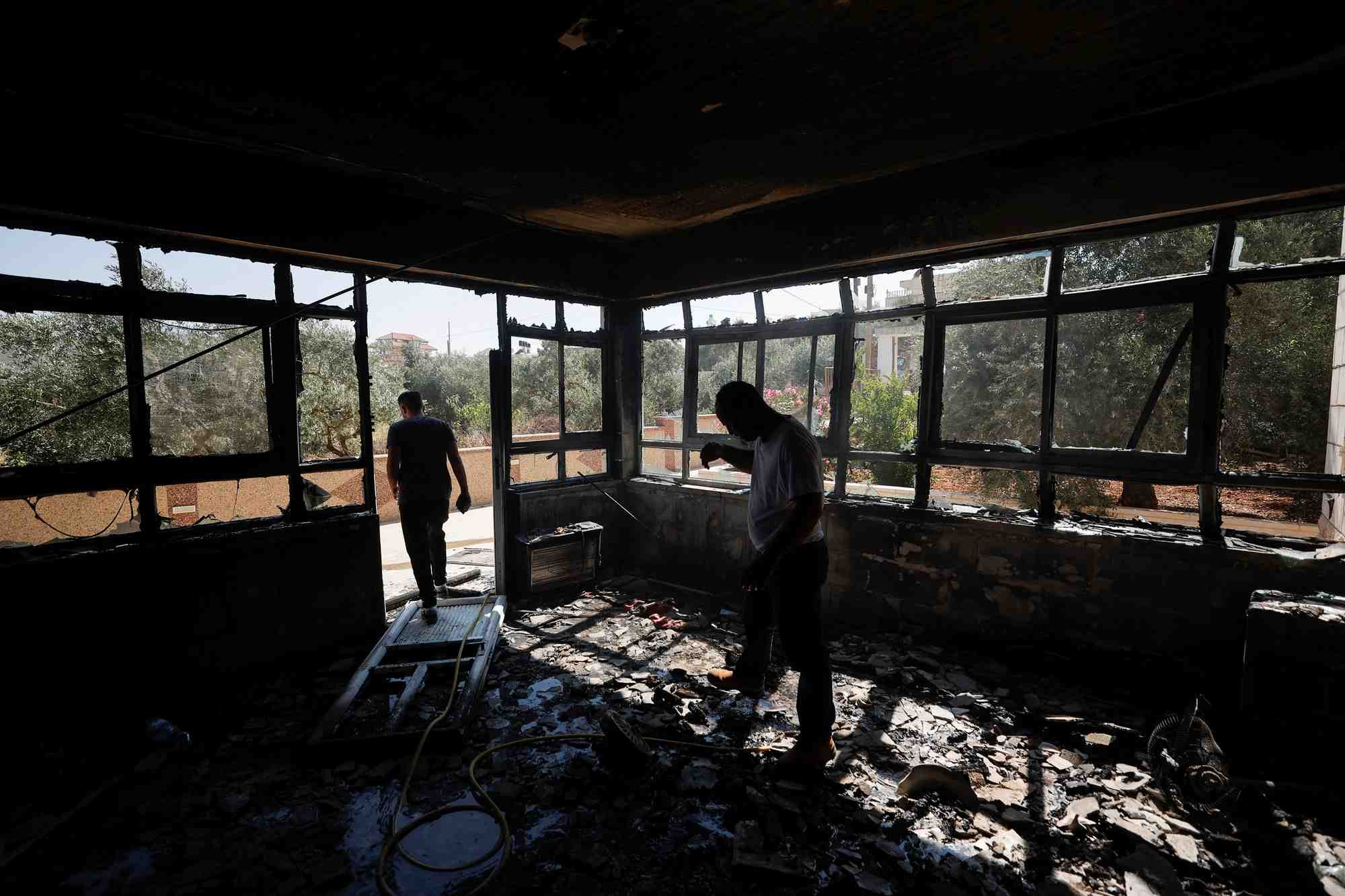 Un batiment incendie, apres une attaque de colons israeliens, pres de ramallah
