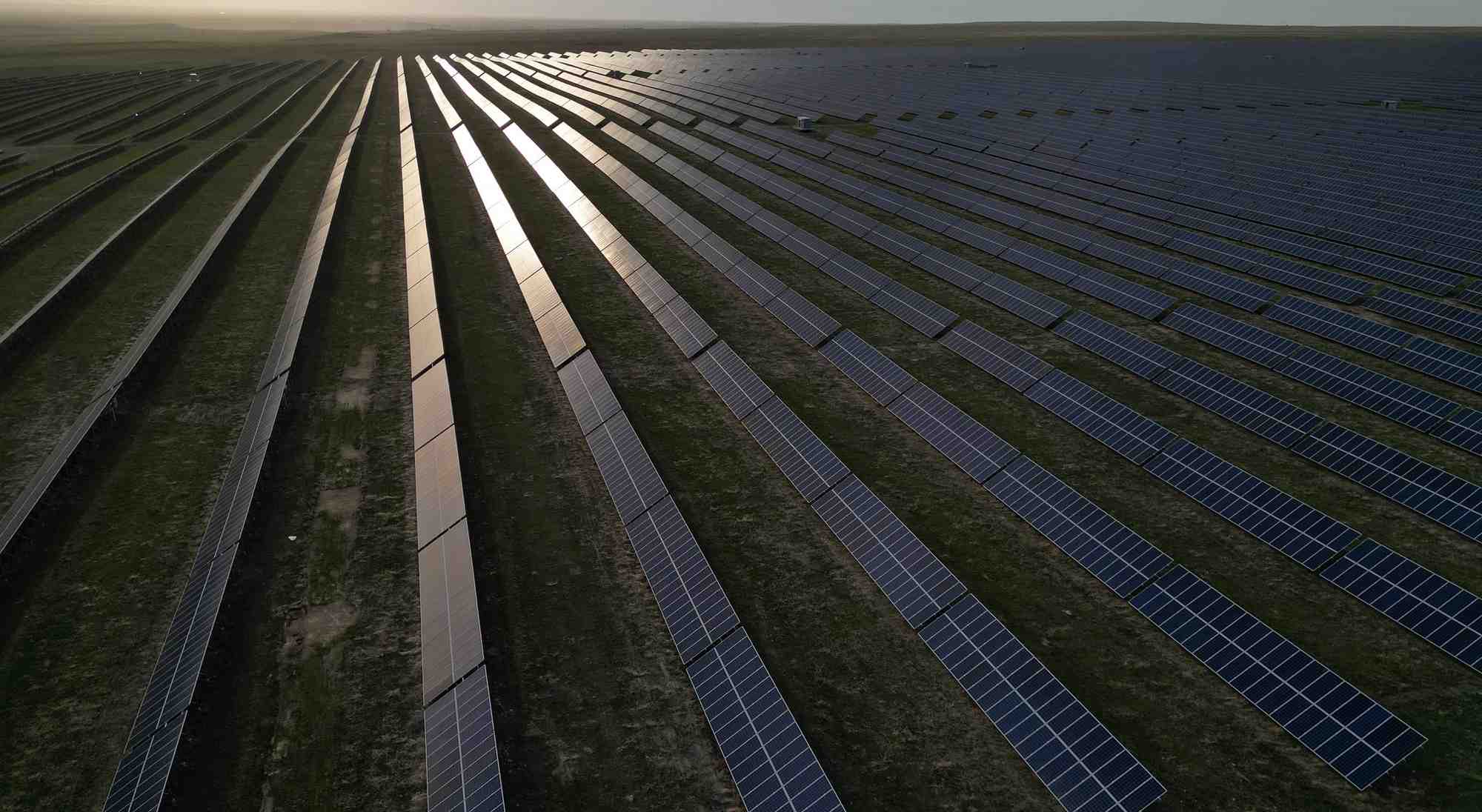 Vue aerienne de panneaux solaires