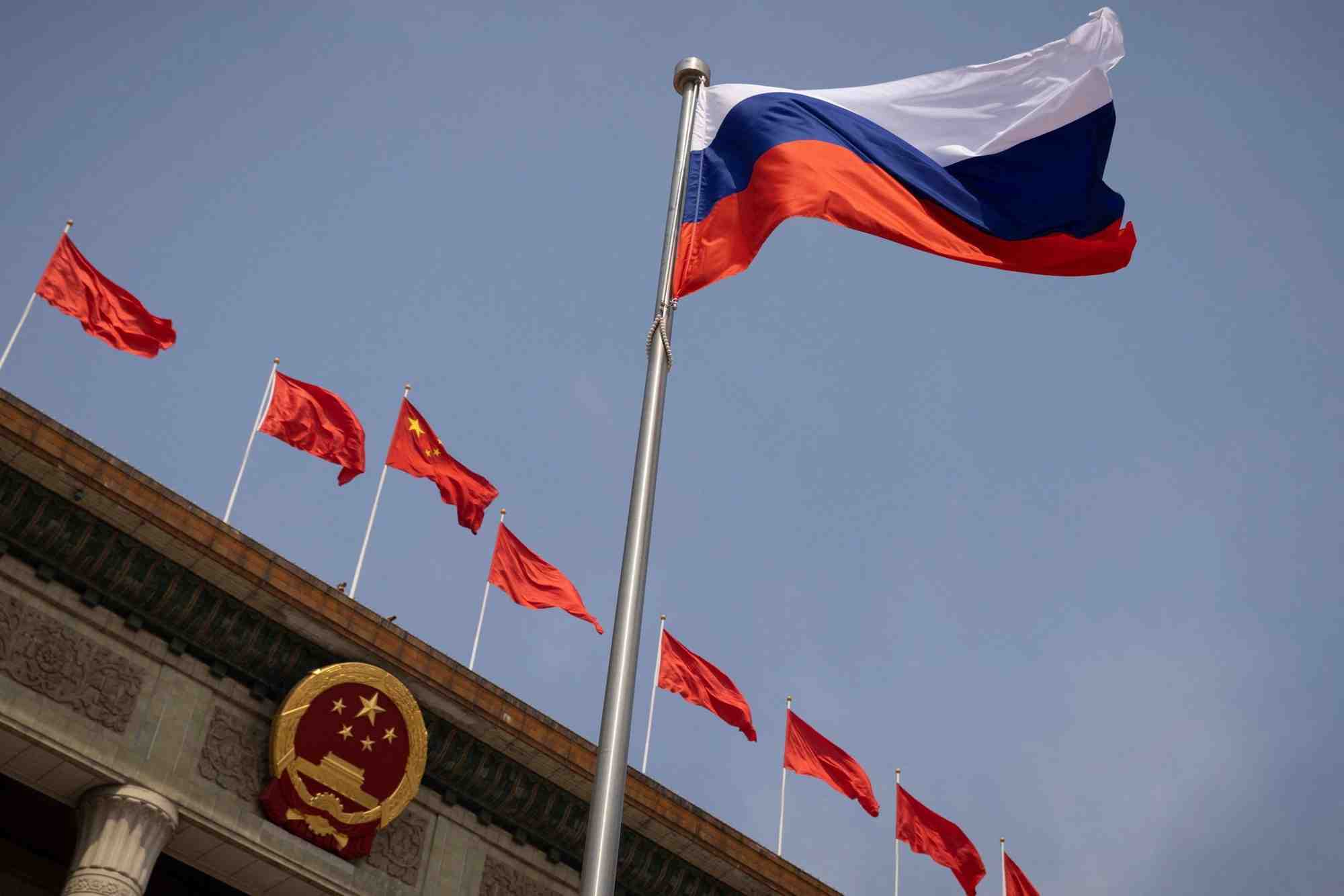 Le drapeau national russe devant le grand hall du peuple avant la ceremonie d'accueil de mikhail michoustine a pekin