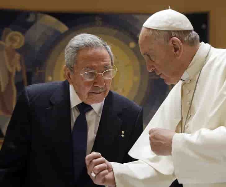 Le pape francois recoit raul castro avant sa visite a cuba