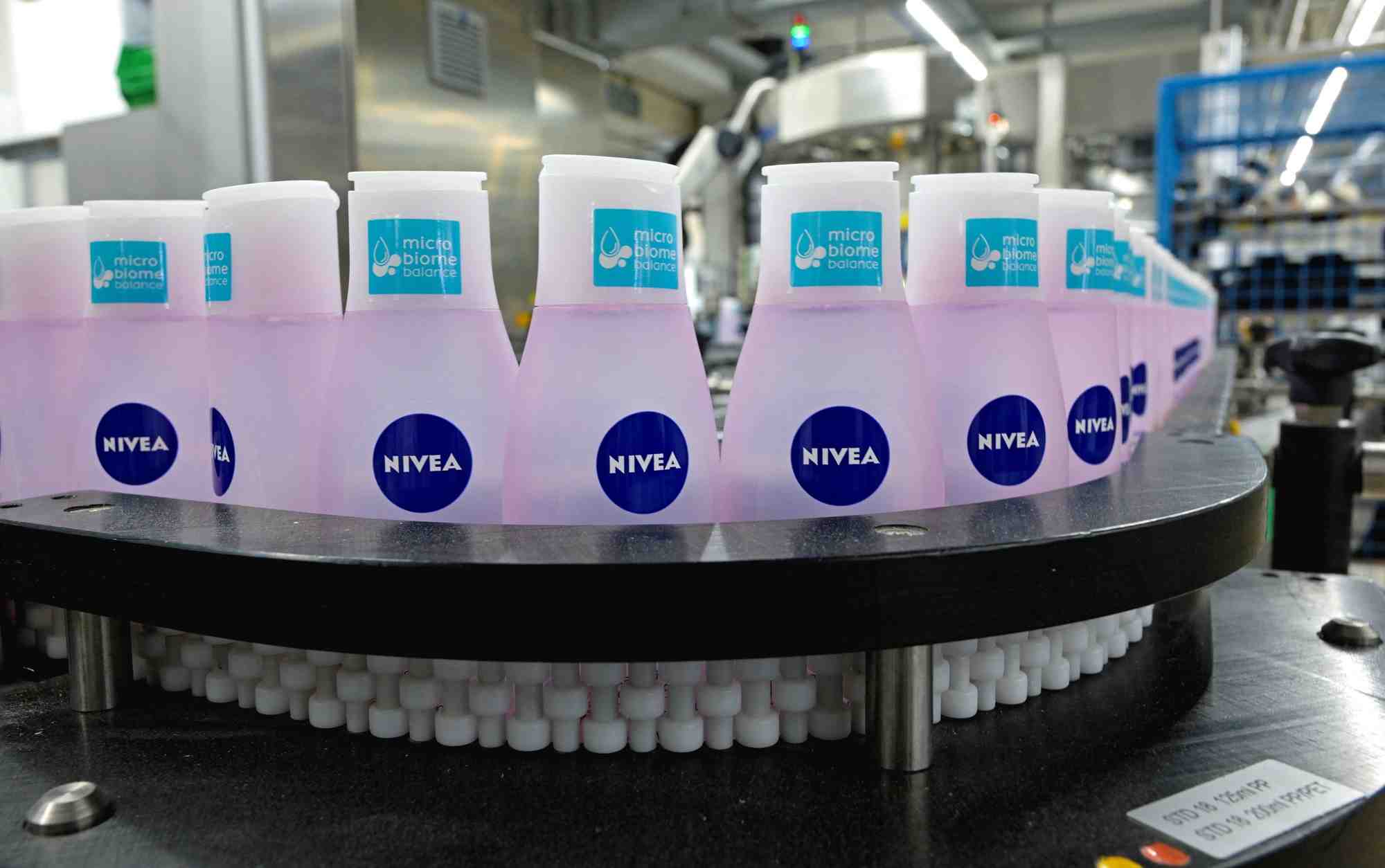 Des bouteilles nivea sur une chaine de production dans l'usine de la societe allemande de soins personnels beiersdorf a hambourg