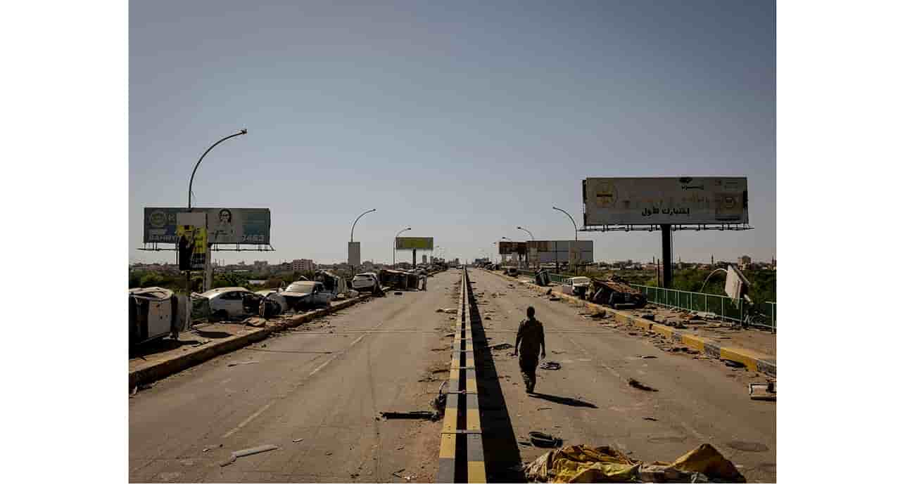 Le major Ashraf Elbashir, officier de l’armée soudanaise, marche le long du pont Shambat à Khartoum-Nord, qui a été détruit, le 12 mars.