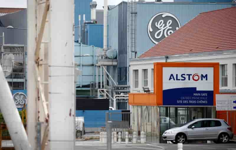Montebourg veut du temps pour examiner les deux offres sur Alstom