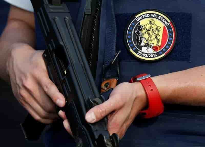 Deux policiers belges agresses a l'arme blanche