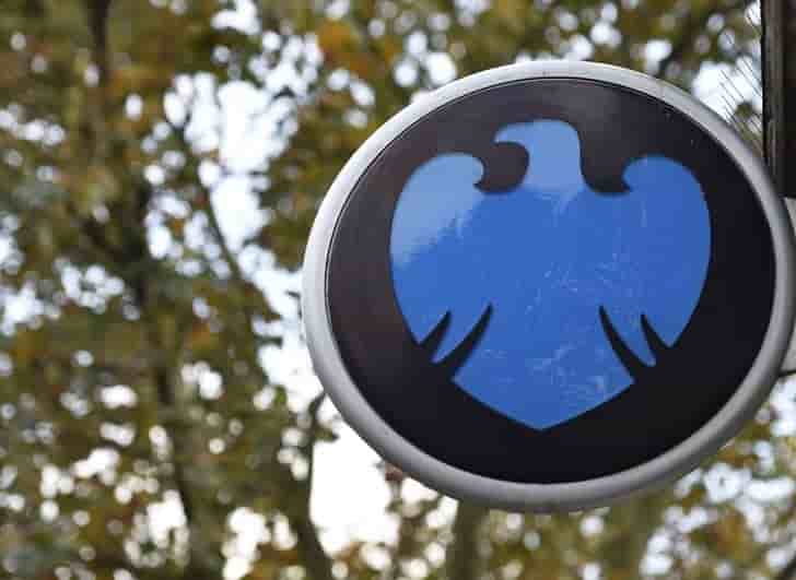 Barclays reduit la remuneration de son dg vise par une enquete