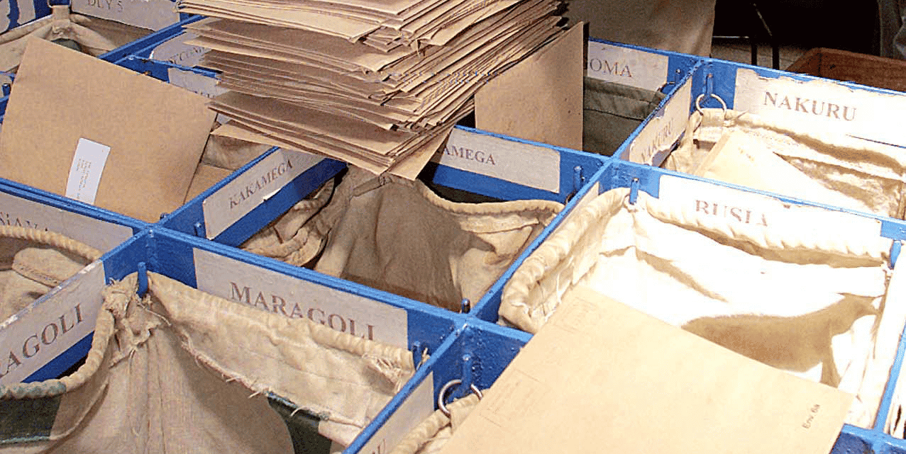 Poste colis envoi tri logistique enveloppes