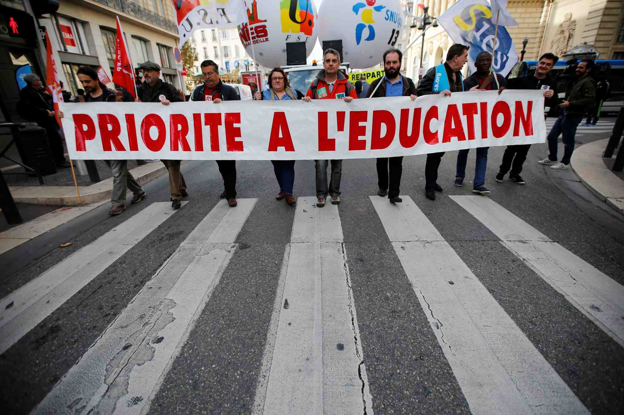 11% des enseignants en greve contre des coupes de postes