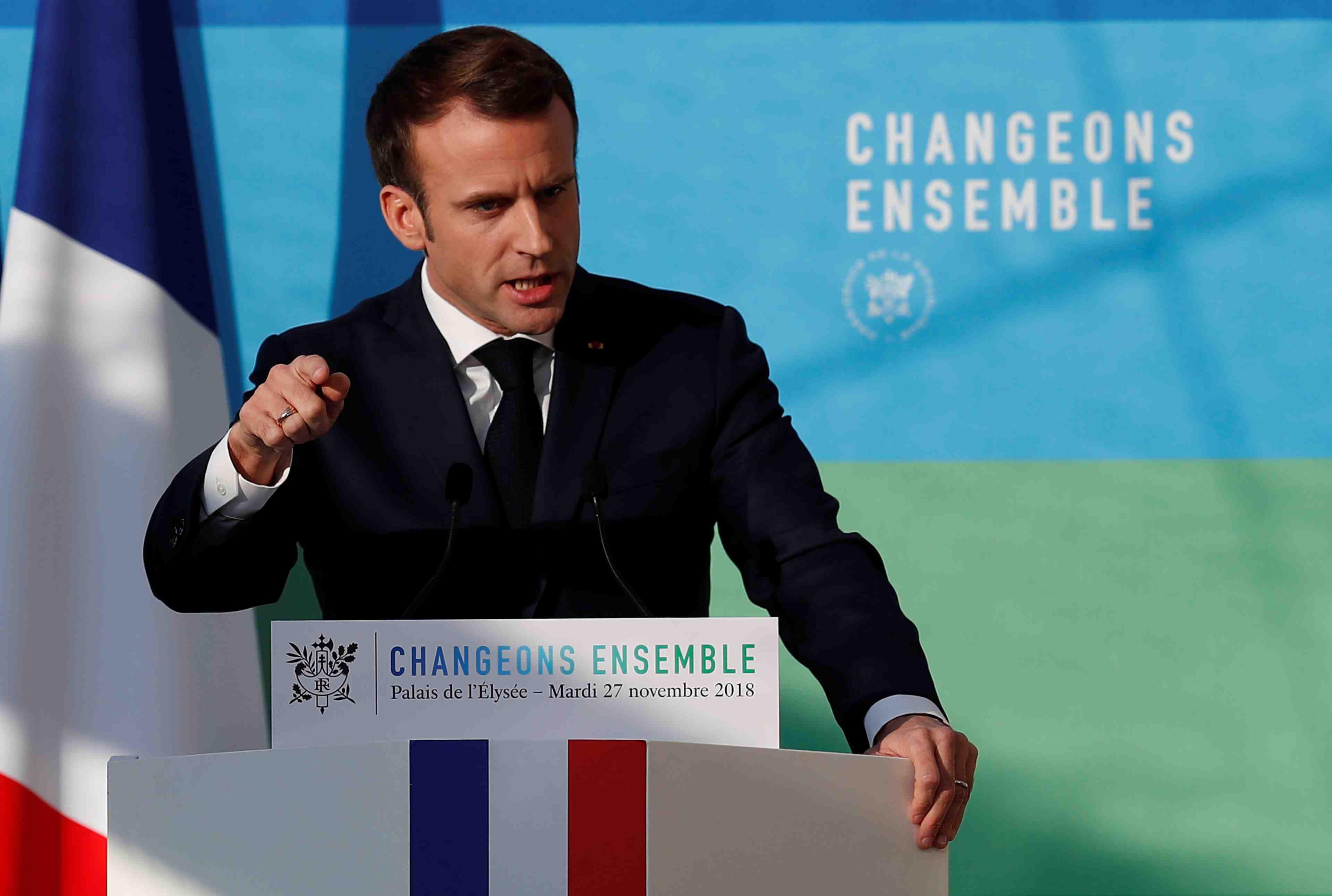 Les annonces de macron n'eteignent pas les polemiques