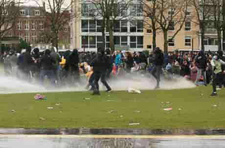 Des manifestations anti-confinement aux pays-bas basculent en emeutes