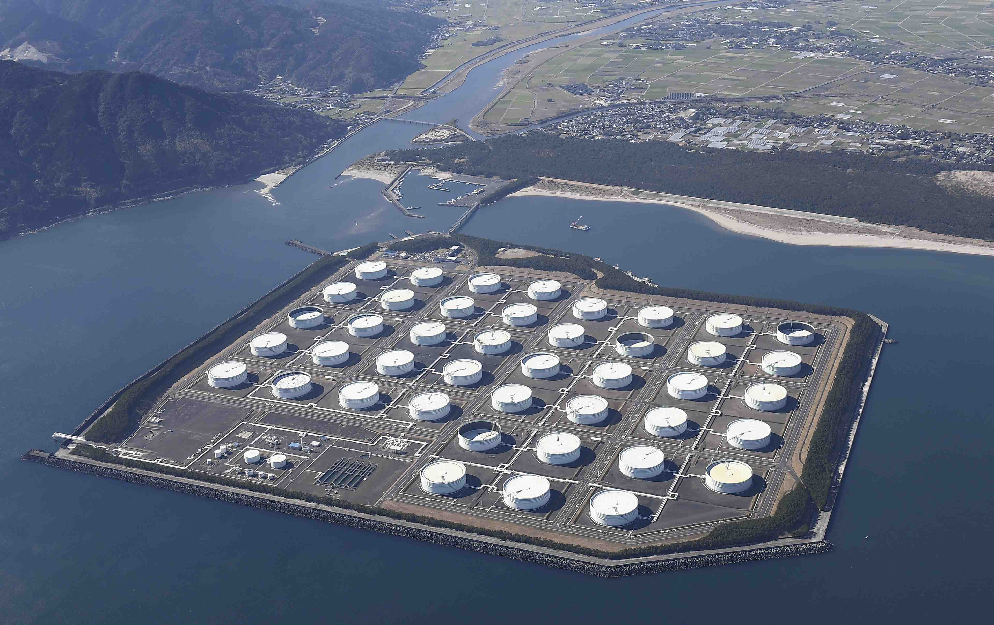Le premier ministre japonais confirme l'utilisation des reserves de petrole a la demande des etats-unis