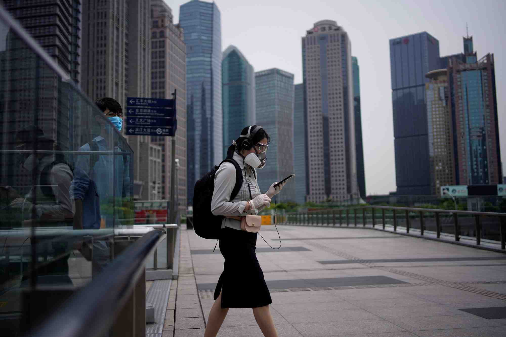 Shanghai accelere son confinement face a l'envolee des cas de covid-19