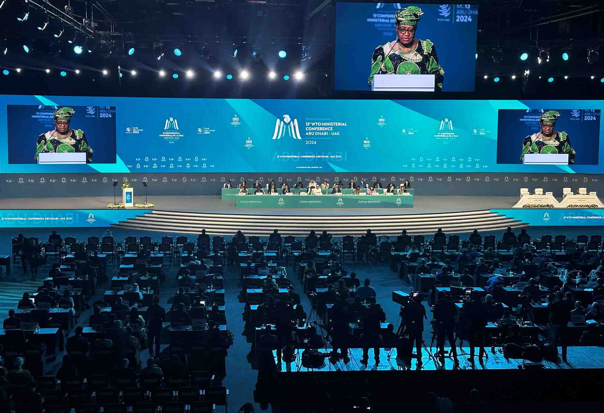 La directrice generale de l'organisation mondiale du commerce, ngozi okonjo-iweala, s'exprime lors de la ceremonie d'ouverture de la reunion ministerielle de l'omc a abou dhabi\