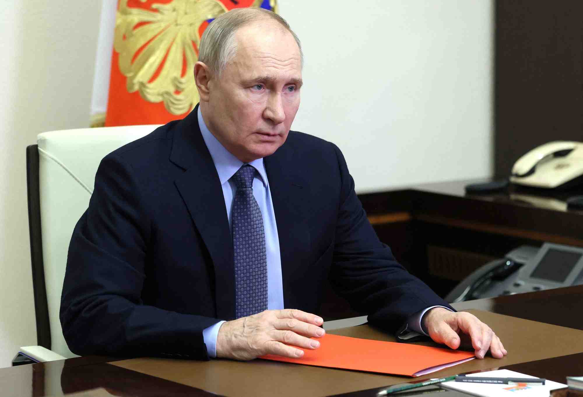 Le president russe poutine preside la reunion du conseil de securite a l'exterieur de moscou