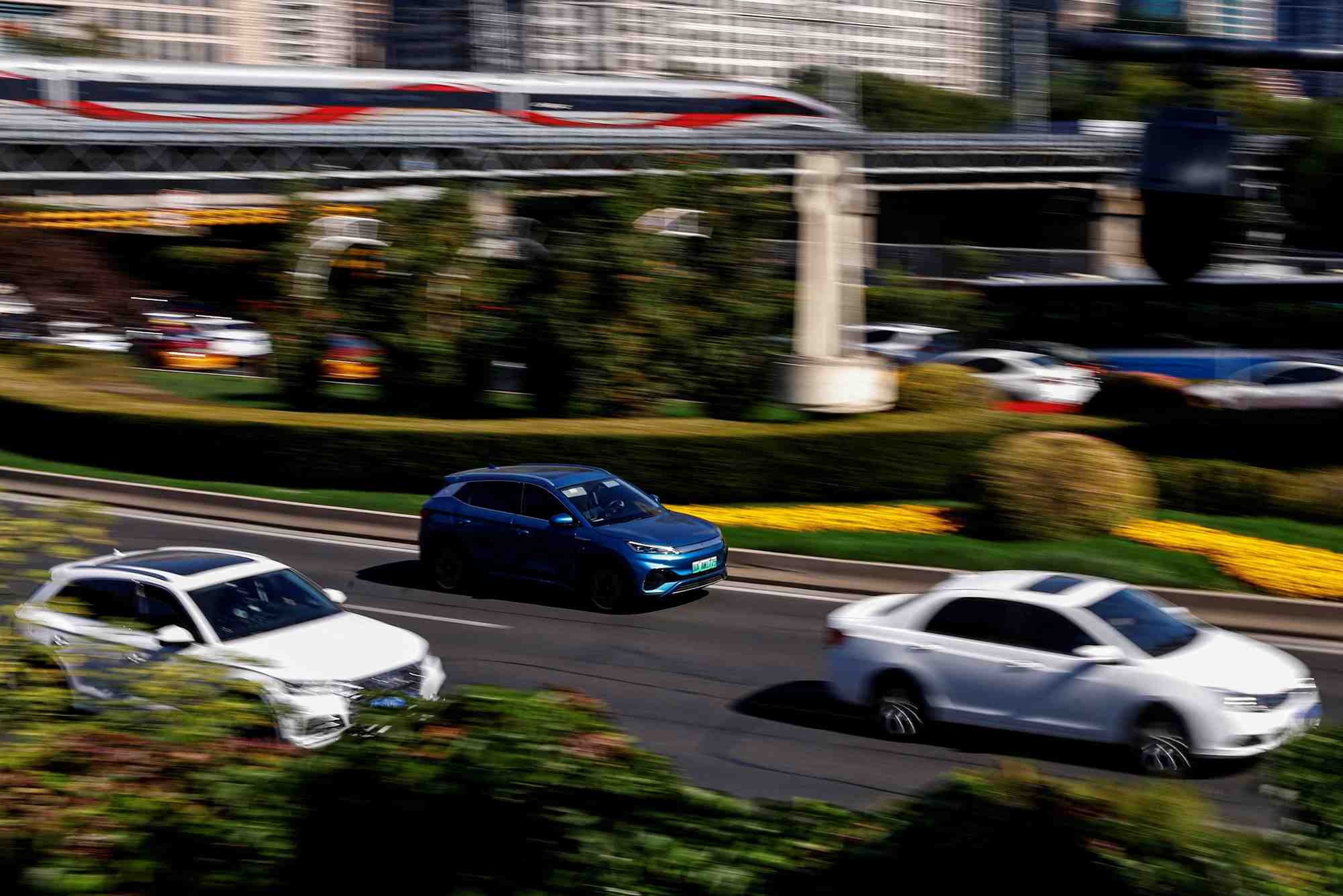 Un vehicule electrique (ve) yuan plus de byd circule dans une rue de pekin, en chine