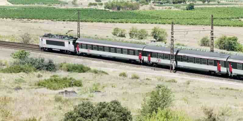 SNCF Voyageurs exploitent encore 579 voitures Corail, d'une moyenne d'âge de 50 ans, sur ses lignes Intercités.
