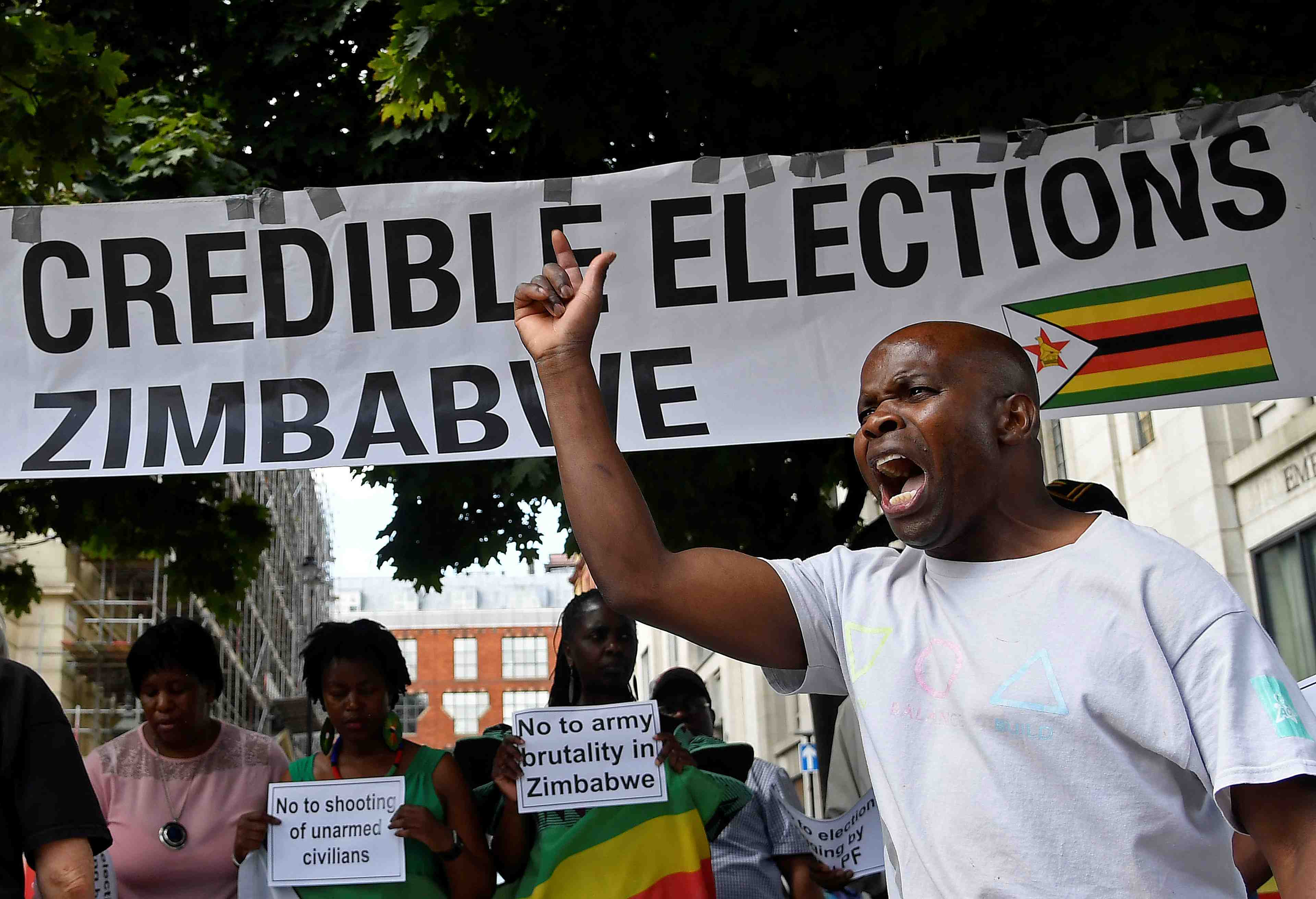 Des militants du mdc comparaissent en justice pour les violences a harare