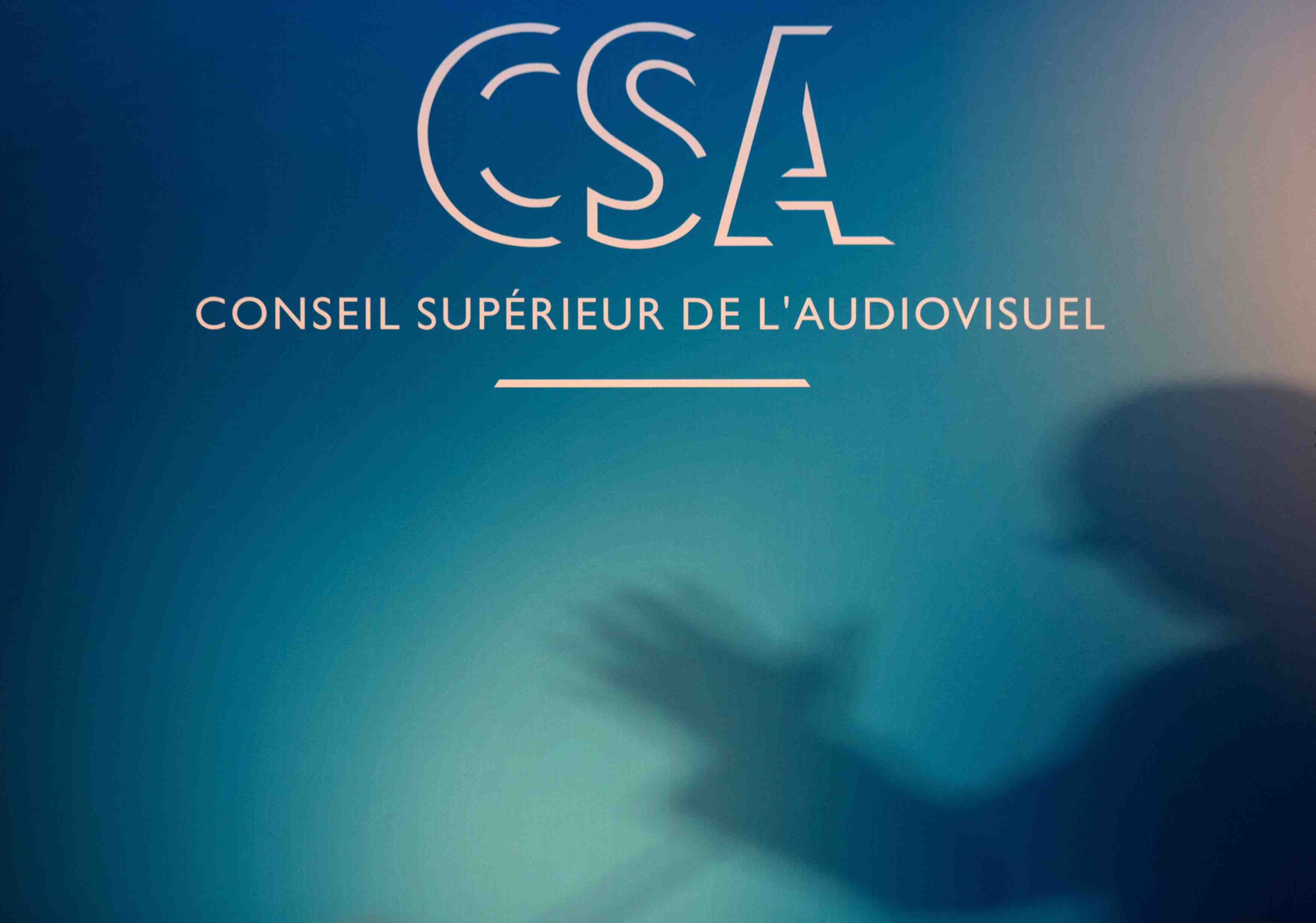 Le csa saisi contre les propos de yann moix sur la police