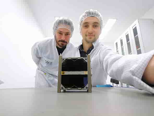 Laélien Rivière et Romain Briand, ingénieur système et ingénieur structure mécanique au Centre Spatial Universitaire de Montpellier, ont éprouvé le MTCube avec des tests de résistance aux vibrations.