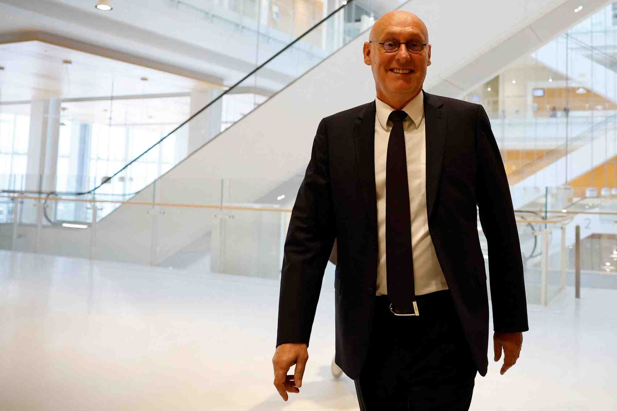 Bernard laporte, president de la federation francaise de rugby (ffr), arrive au palais de justice de paris pour etre juge pour des accusations de favoritisme et de trafic d'influence
