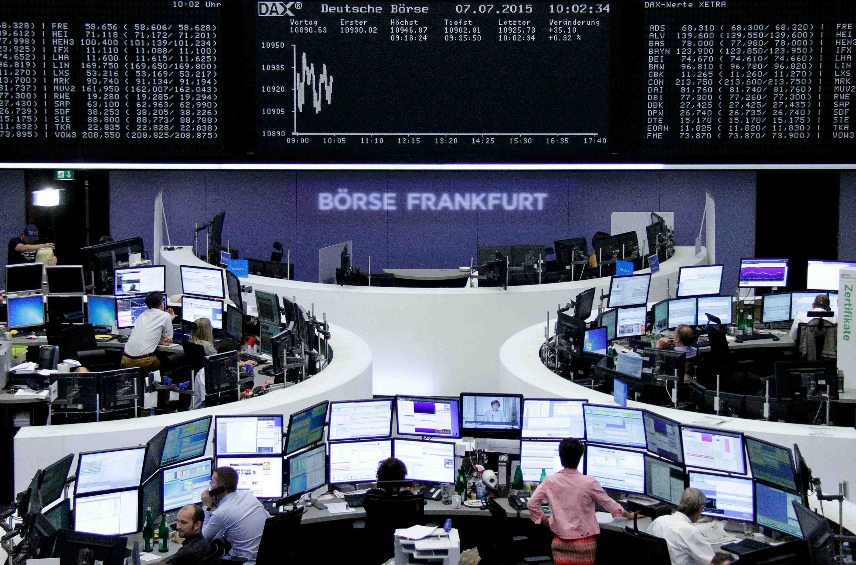 Repli des bourses europeennes a mi-seance