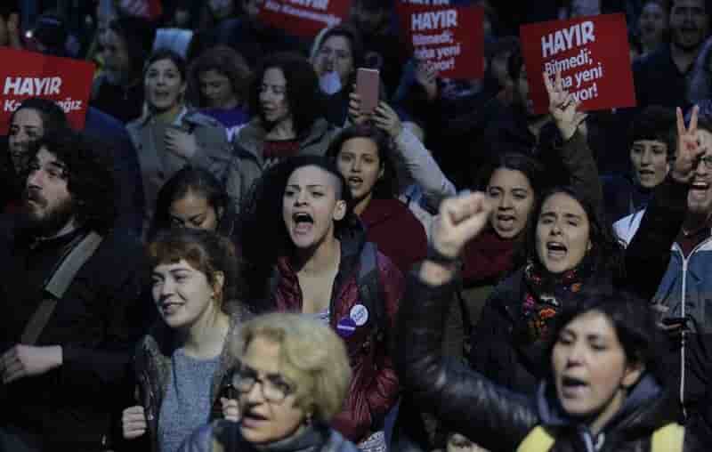 Victoire etriquee du "oui" en turquie, les observateurs critiques