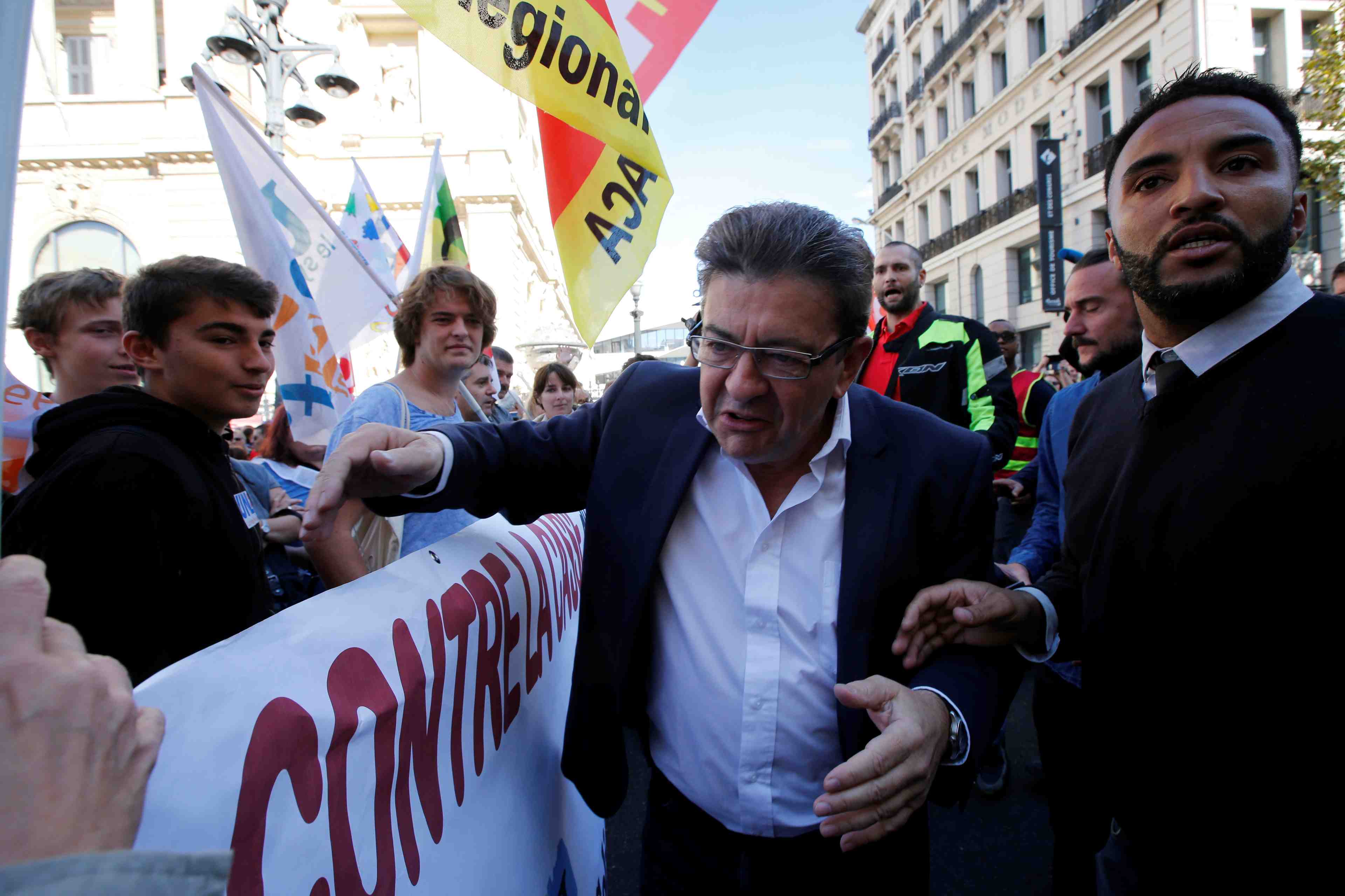 Macron devra reculer sur la loi travail, assure melenchon