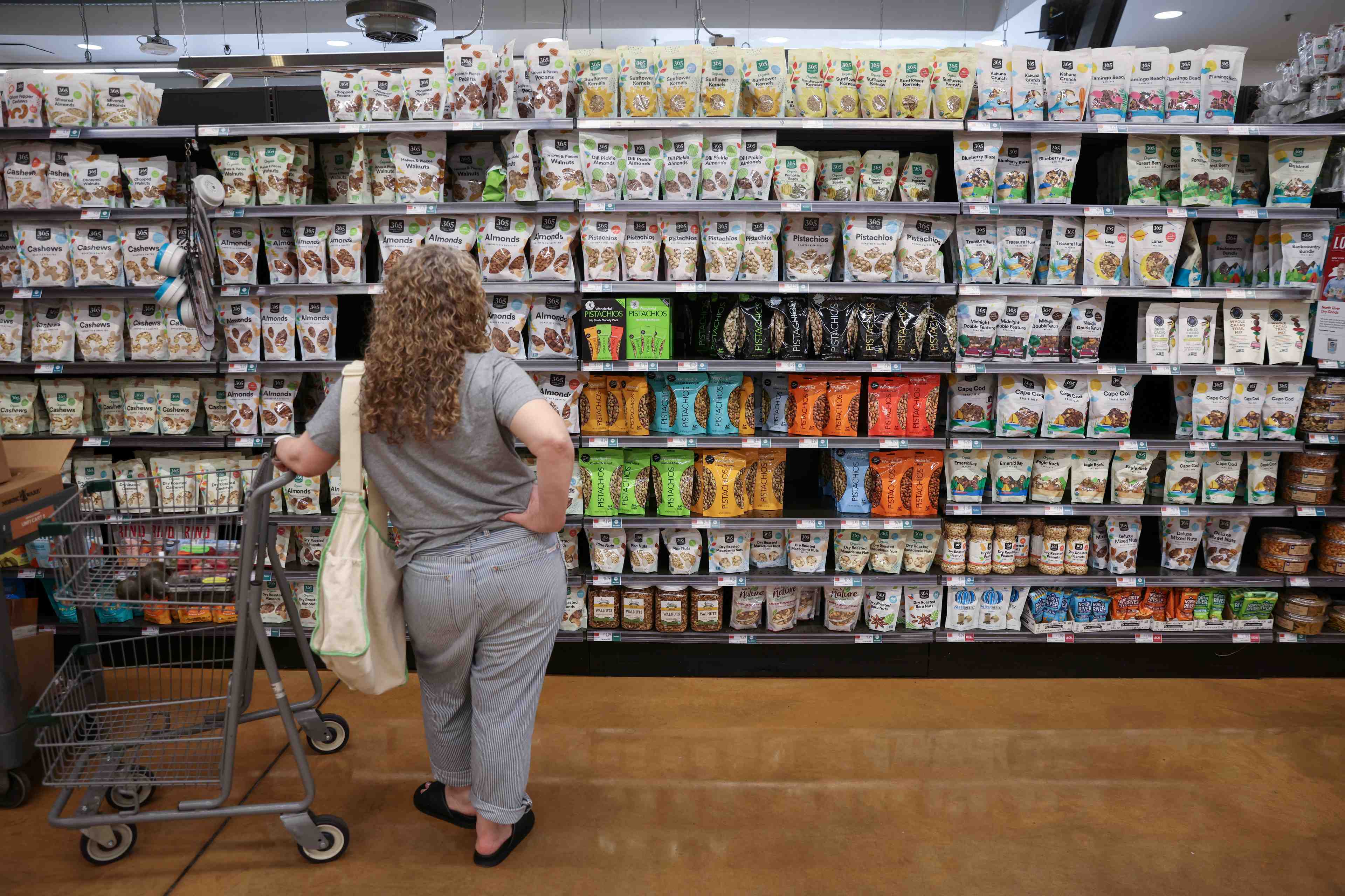 Une personne fait ses courses dans un supermarche a manhattan, new york
