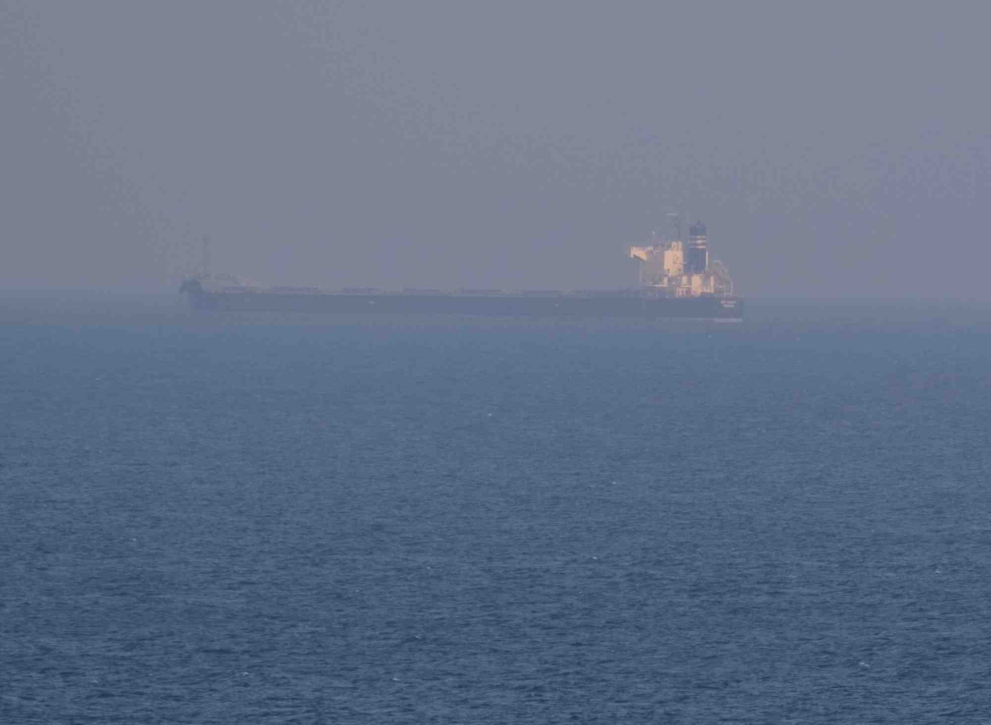 Un navire transportant des cereales ukrainiennes est vu dans la mer noire, pres du port ukrainien d'odesa