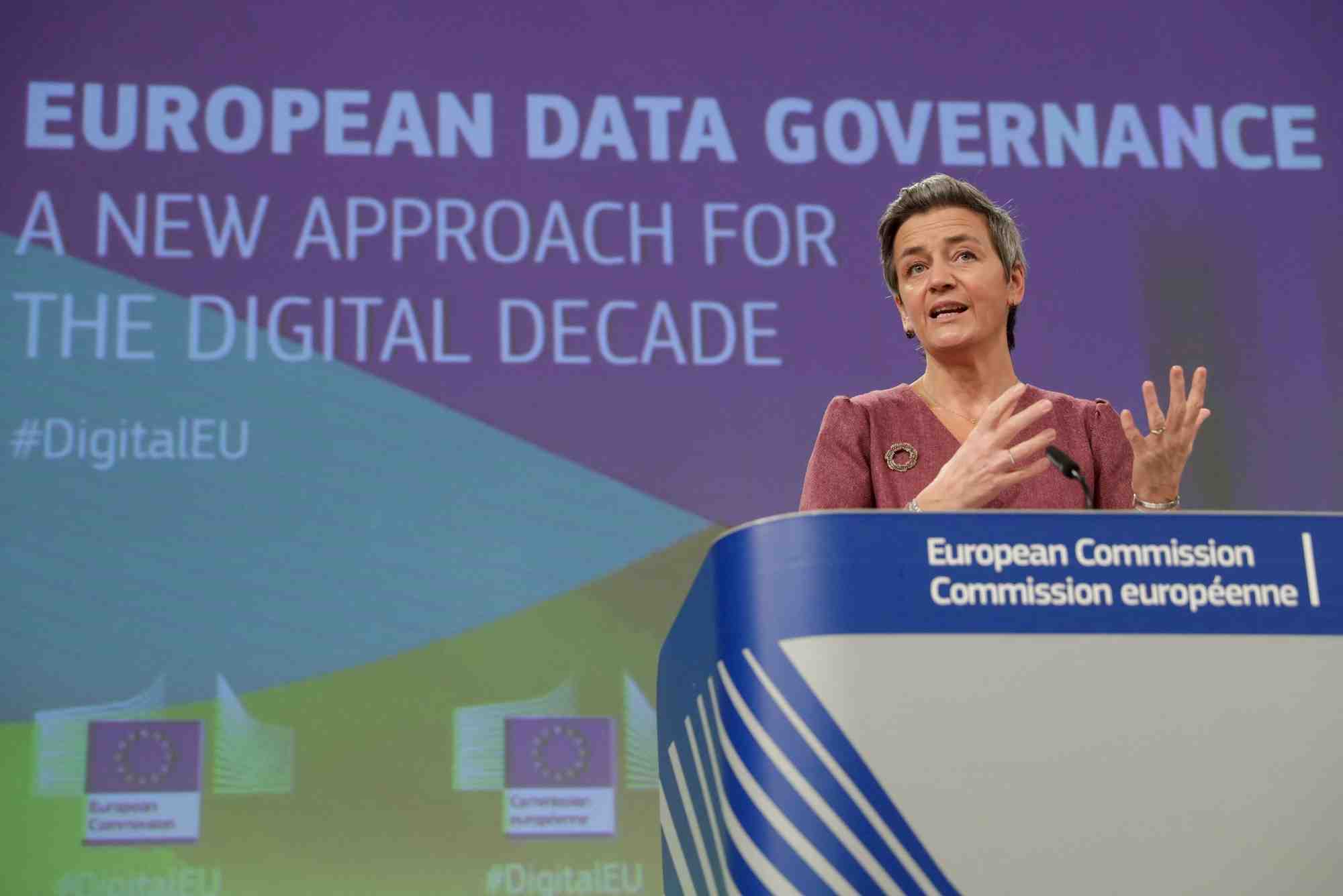 La vice-presidente de la commission europeenne, margrethe vestager, lors d'une conference de presse a bruxelles