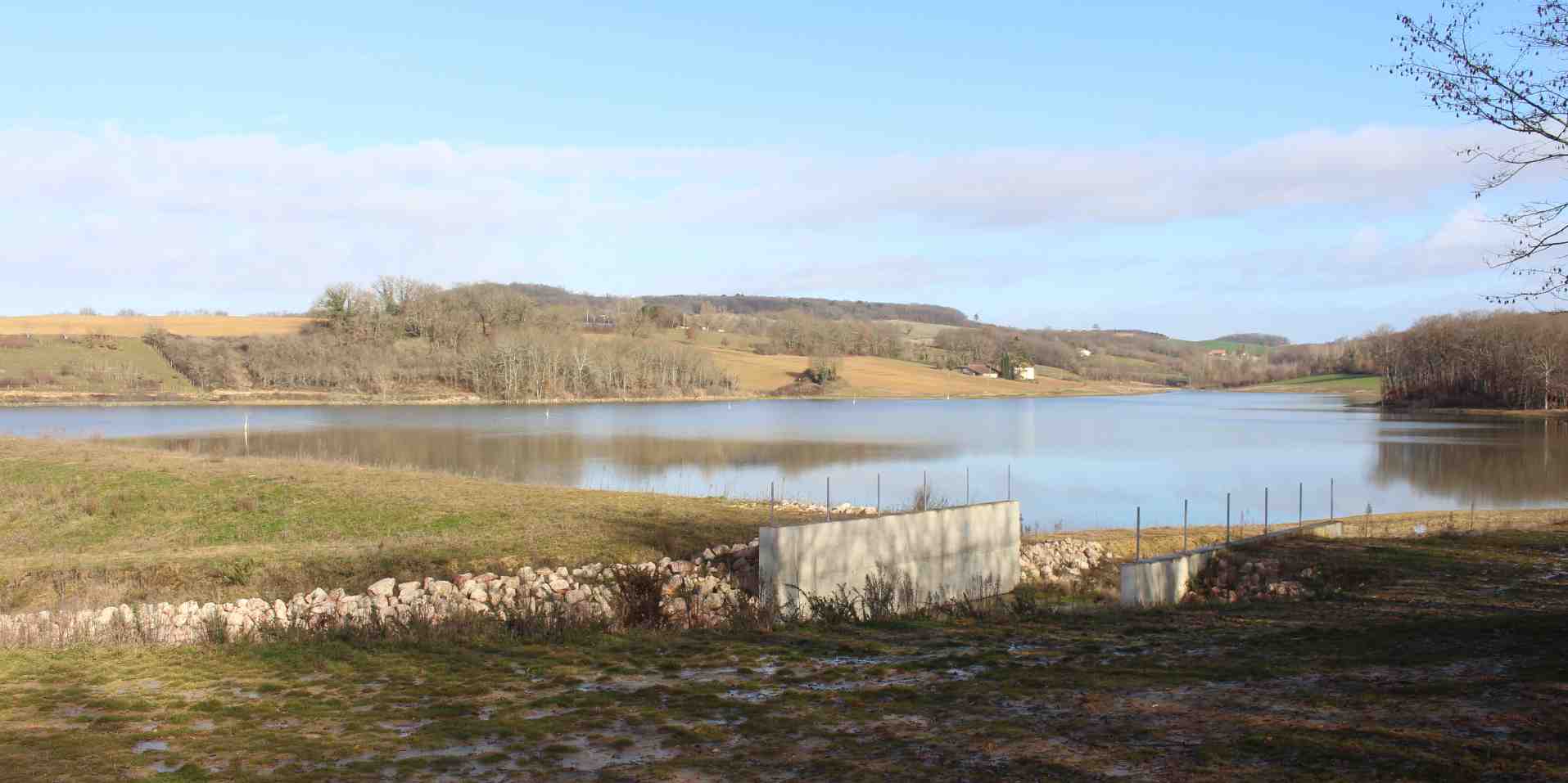 Le lac de Caussade dans le Lot-et-Garonne a été rempli en 2019 grâce à l'édification d'un barrage.