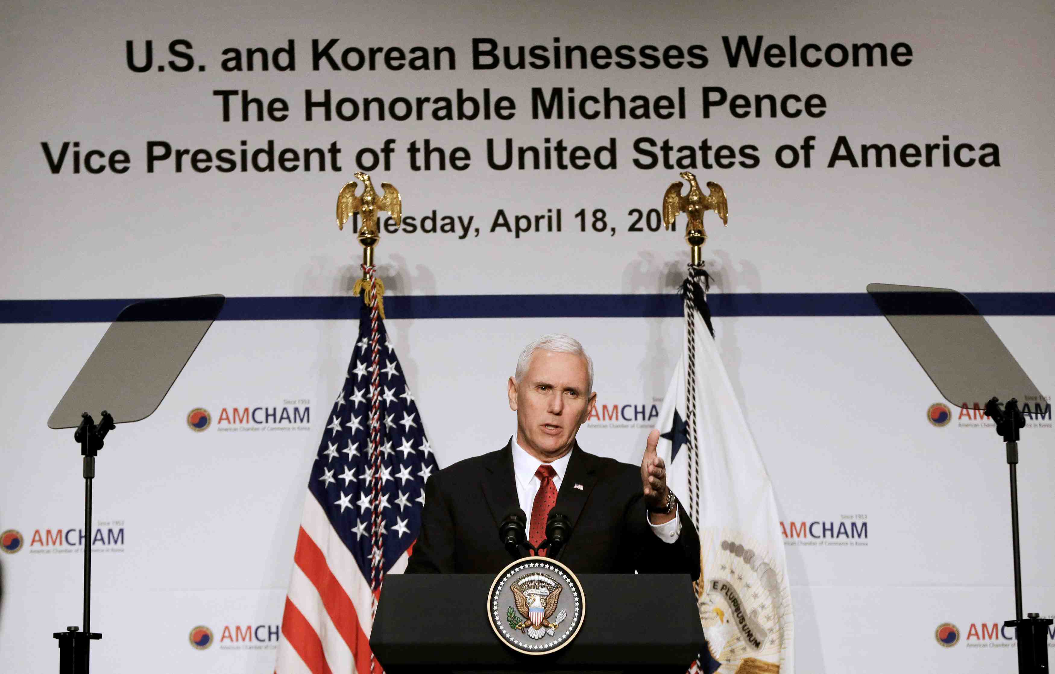 Face a pyongyang, pence souligne la determination de trump