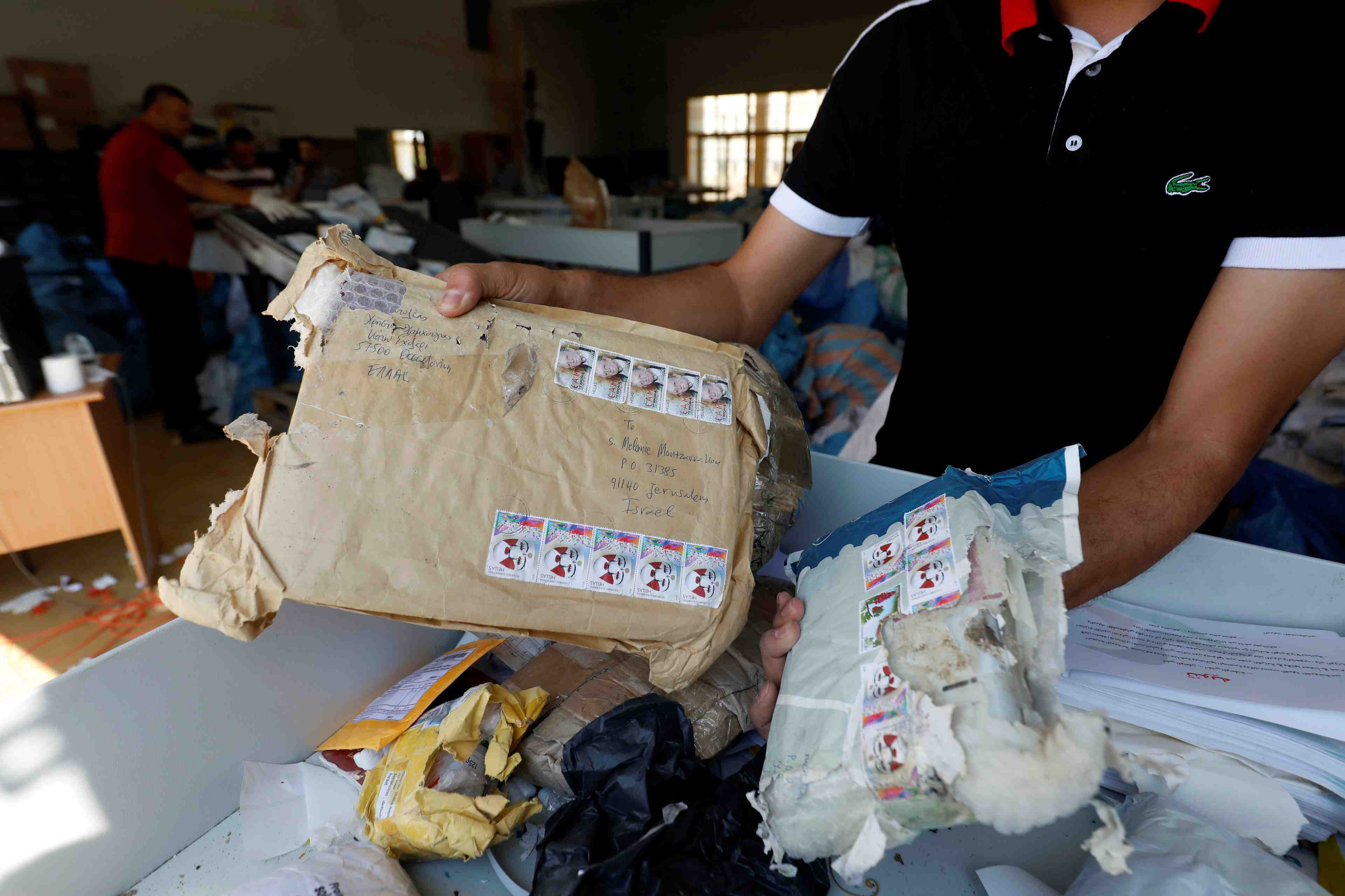 Du courrier en retard de huit ans remis aux postiers palestiniens