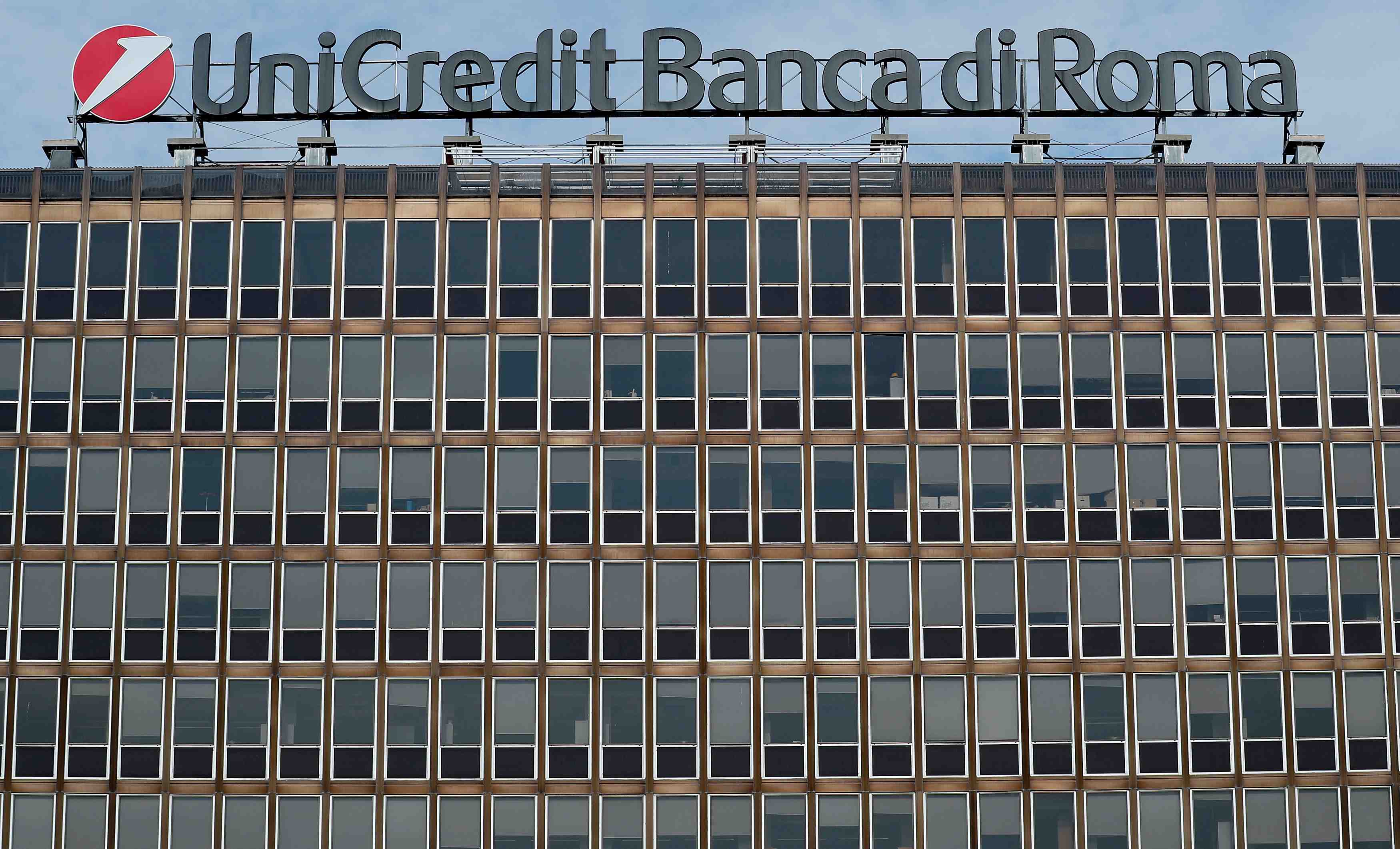 Unicredit s'en tiendra a une croissance organique, selon mustier