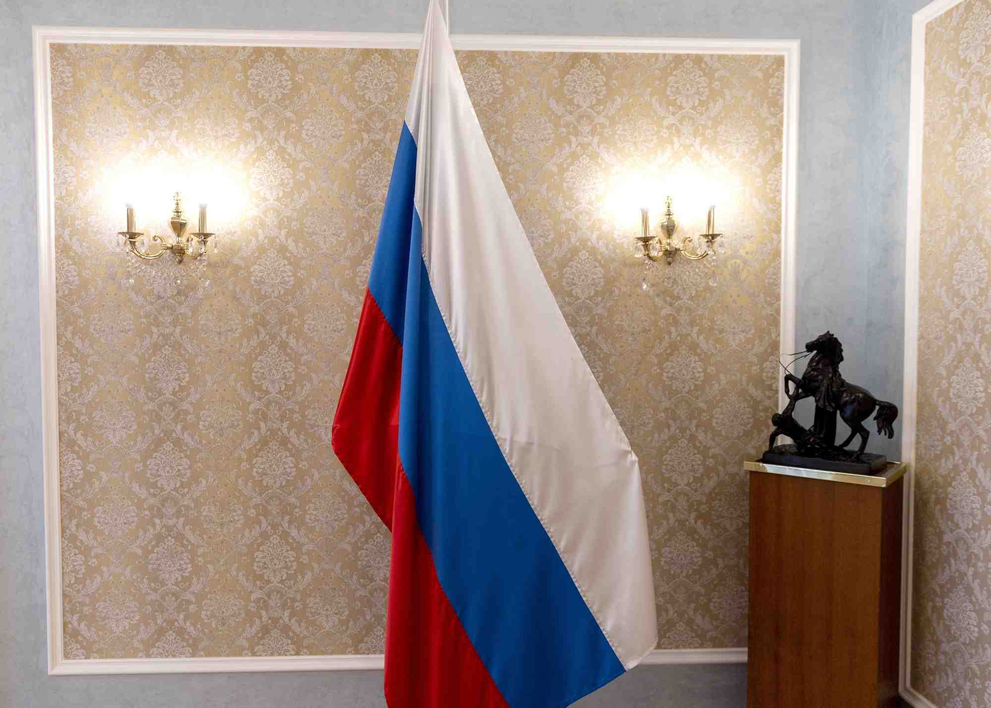 Un drapeau russe est vu dans la mission diplomatique a geneve