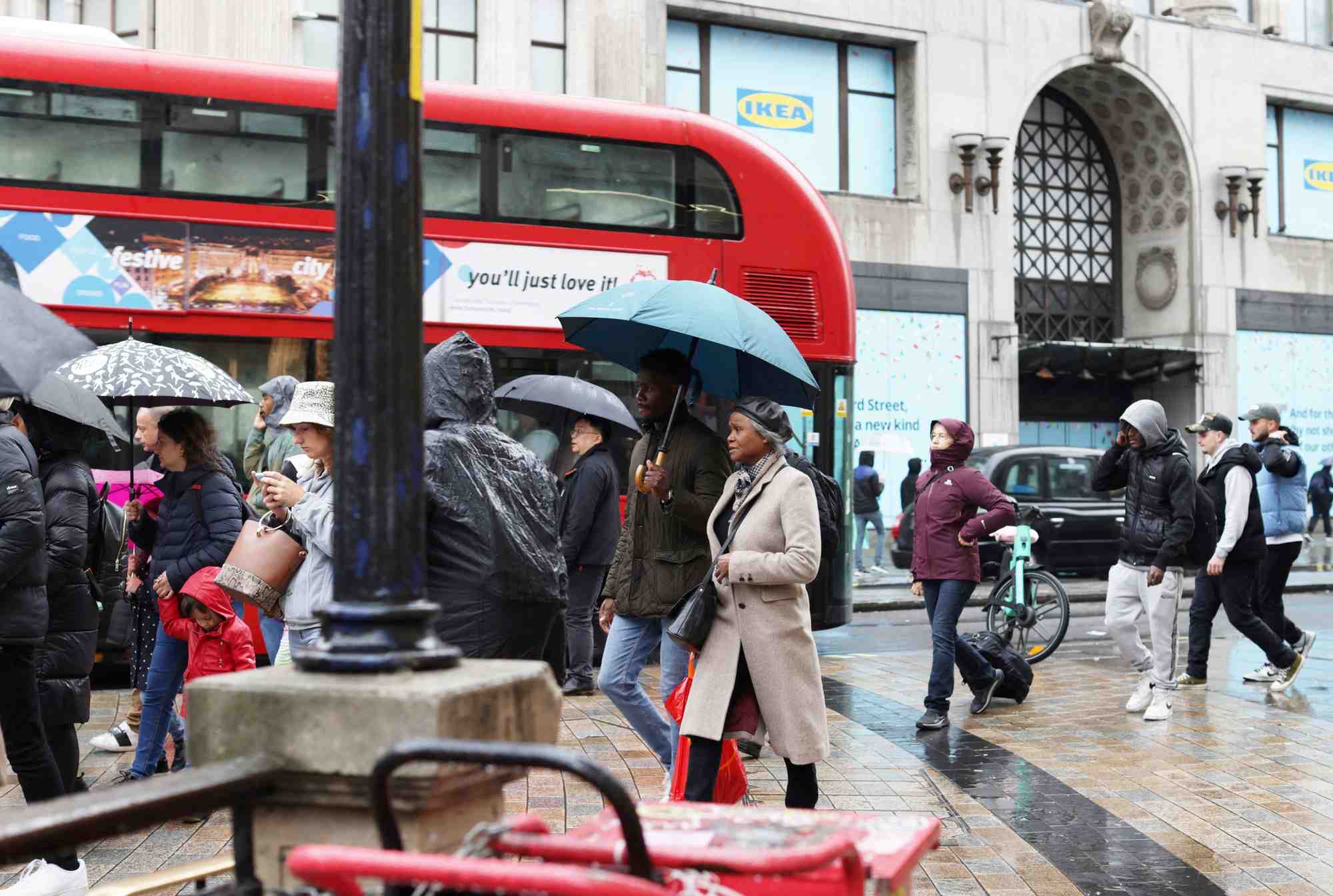 Des passants sur oxford street, a londres