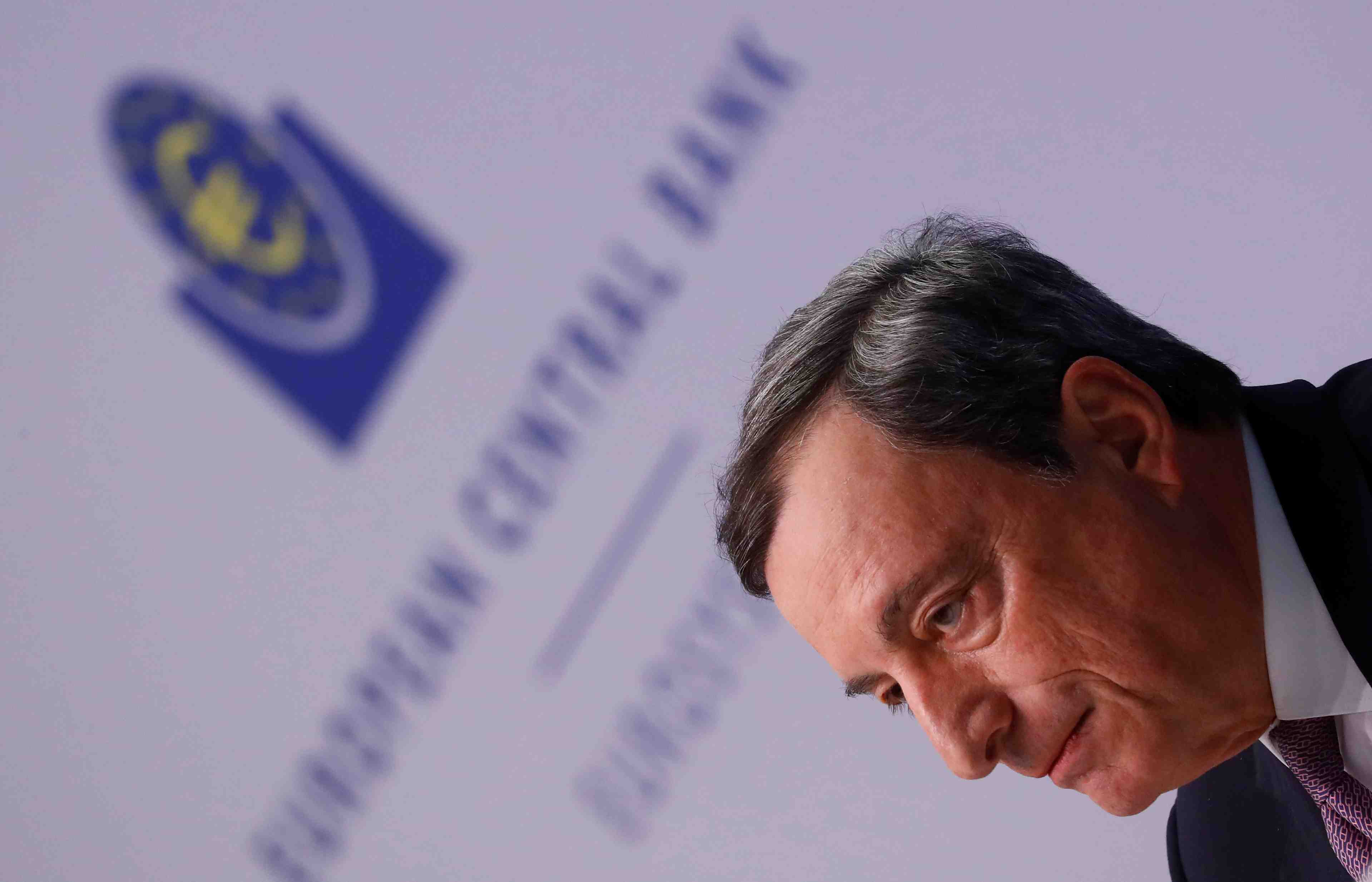 La bce divisee sur son prochain pas, l'euro complique la donne, selon des sources