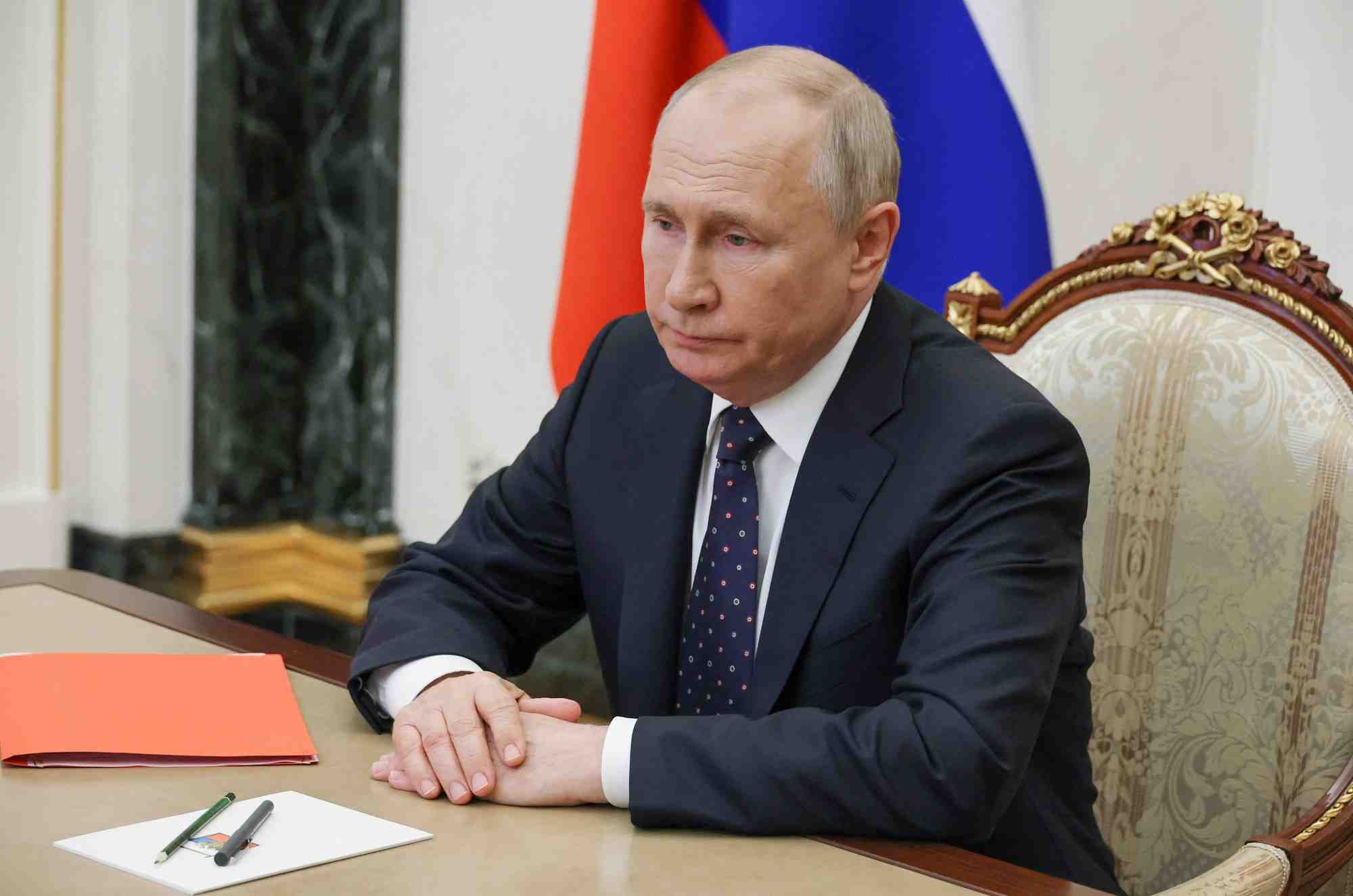 Vladimir poutine presidant une reunion avec les membres du conseil de securite