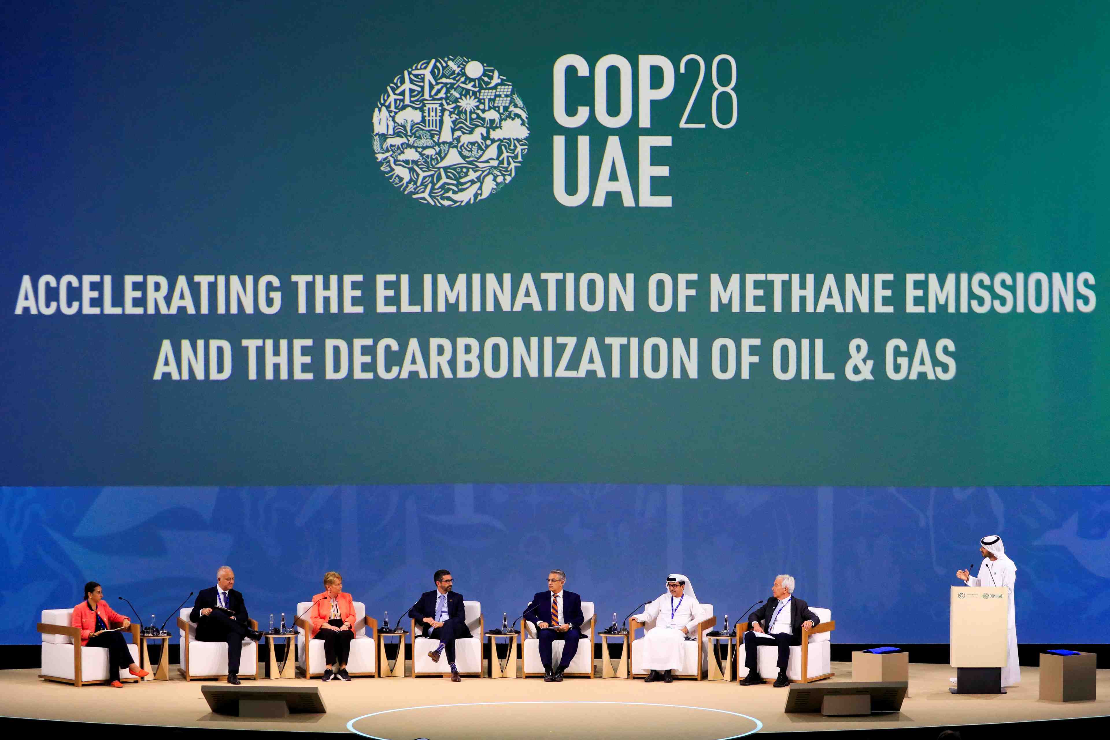 Abdulla malek, chef de la strategie de transition energetique du bureau de l'envoye special des emirats arabes unis pour le changement climatique, s'adresse aux panelistes lors de la ceremonie d'ouverture de la journee de l'energie pendant la cop28 a dubai