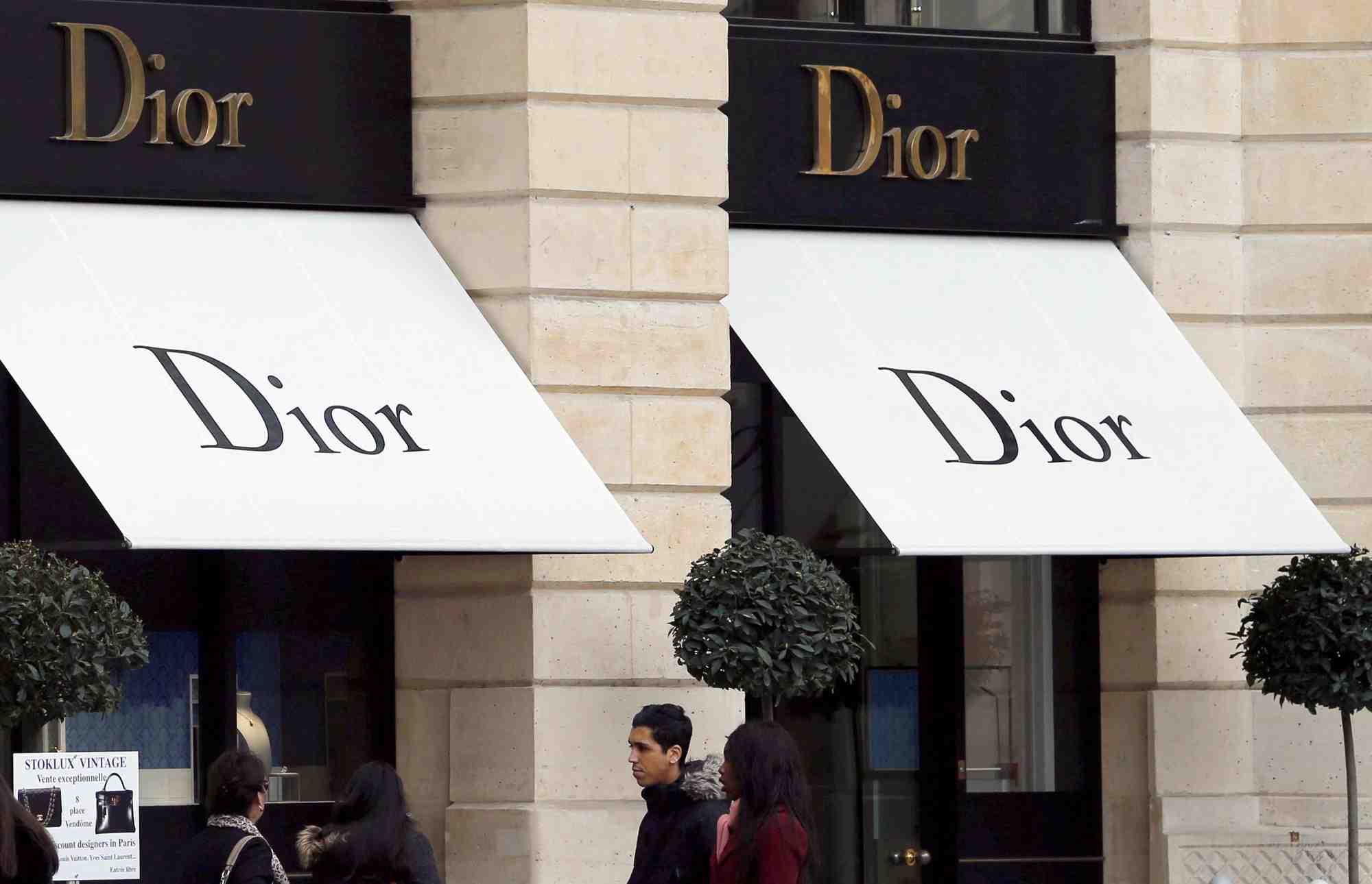 Photo d'archives: les logos de la marque dior a l'exterieur d'un magasin dior a paris