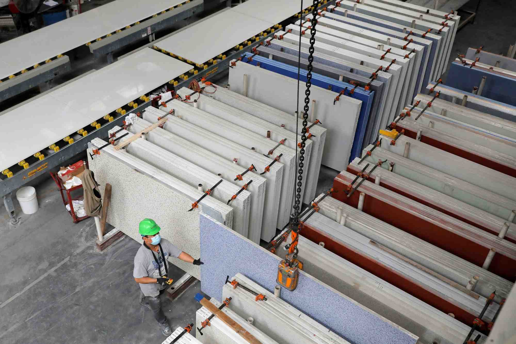 Un ouvrier dispose des dalles dans l'usine d'icestone, un fabricant de comptoirs et de surfaces en verre recycle, a new york