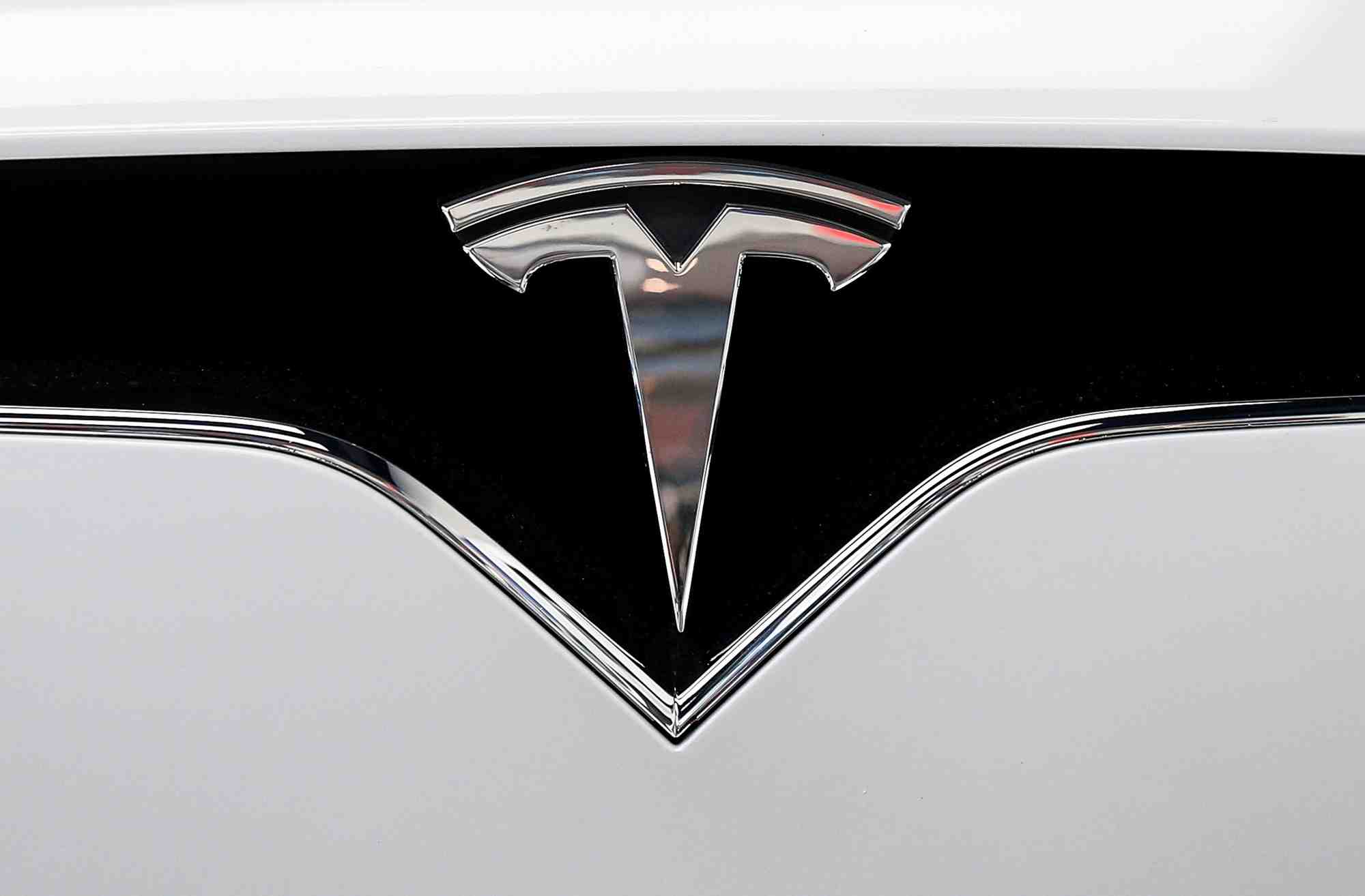 Le logo de tesla sur une voiture dans un showroom de new york