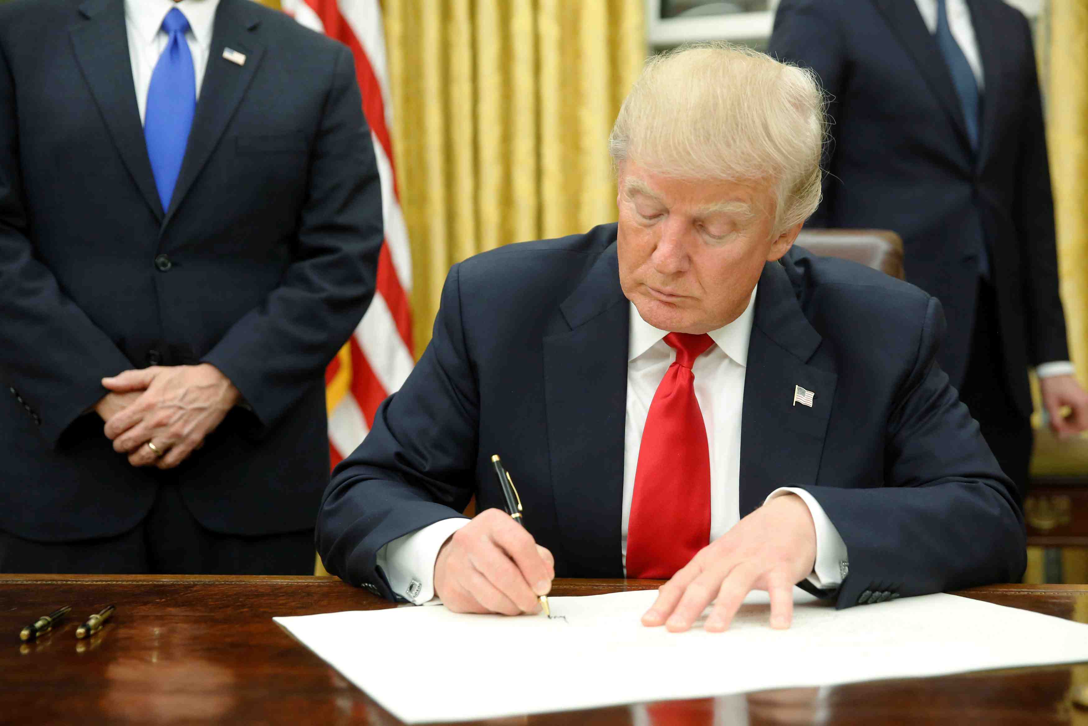 Donald trump signe un premier decret presidentiel sur l'obamacare