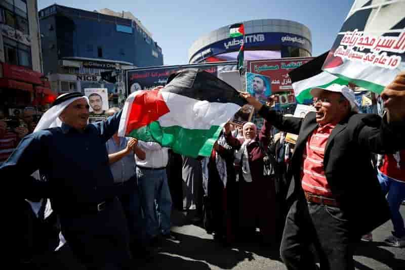 Des centaines de palestiniens suspendent leur greve de la faim