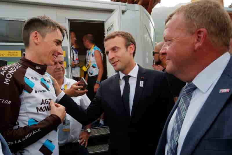 Emmanuel macron voit romain bardet vainqueur du tour de france