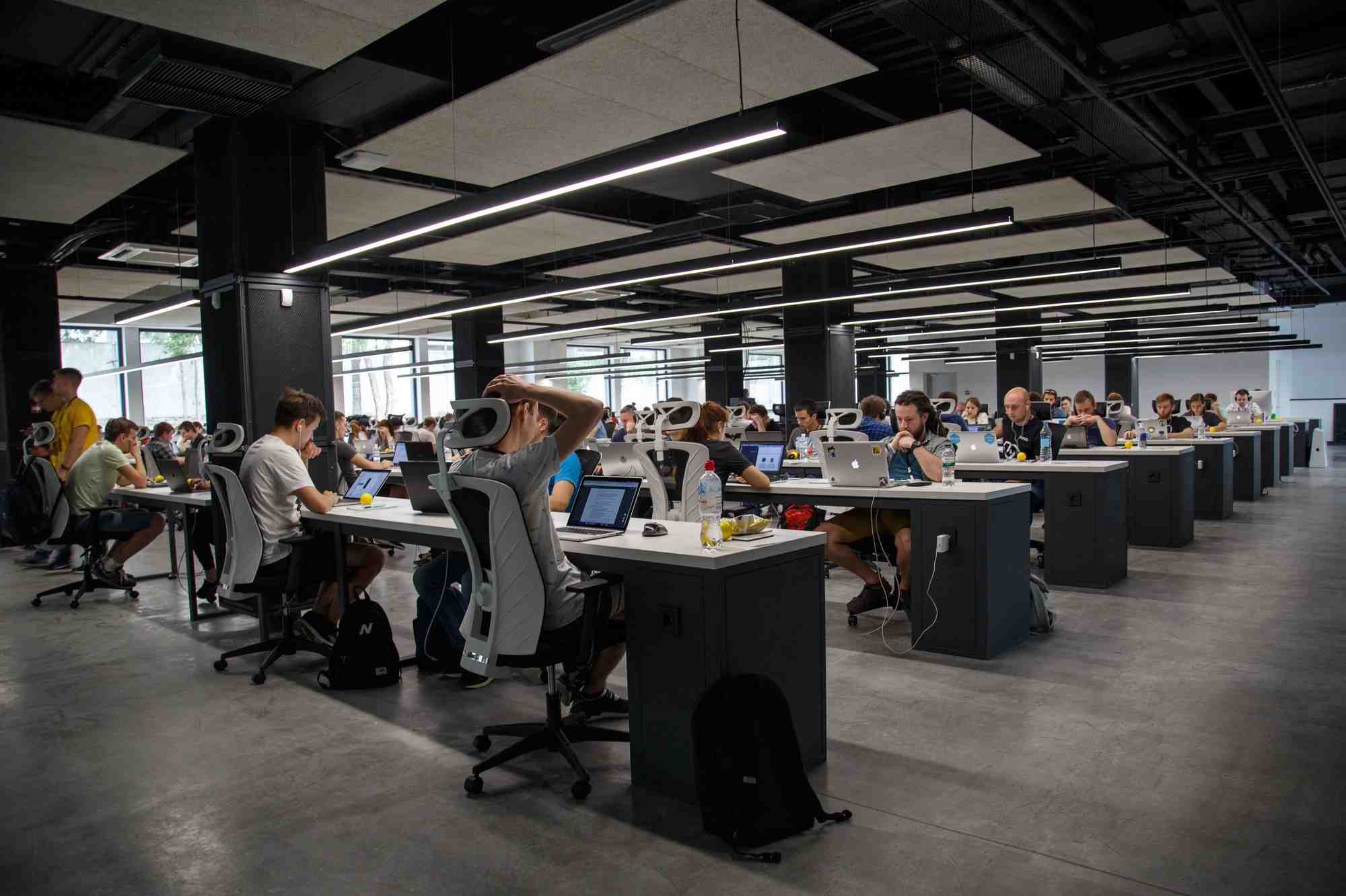 open space bureaux salariés au bureau informatiques ordinateurs