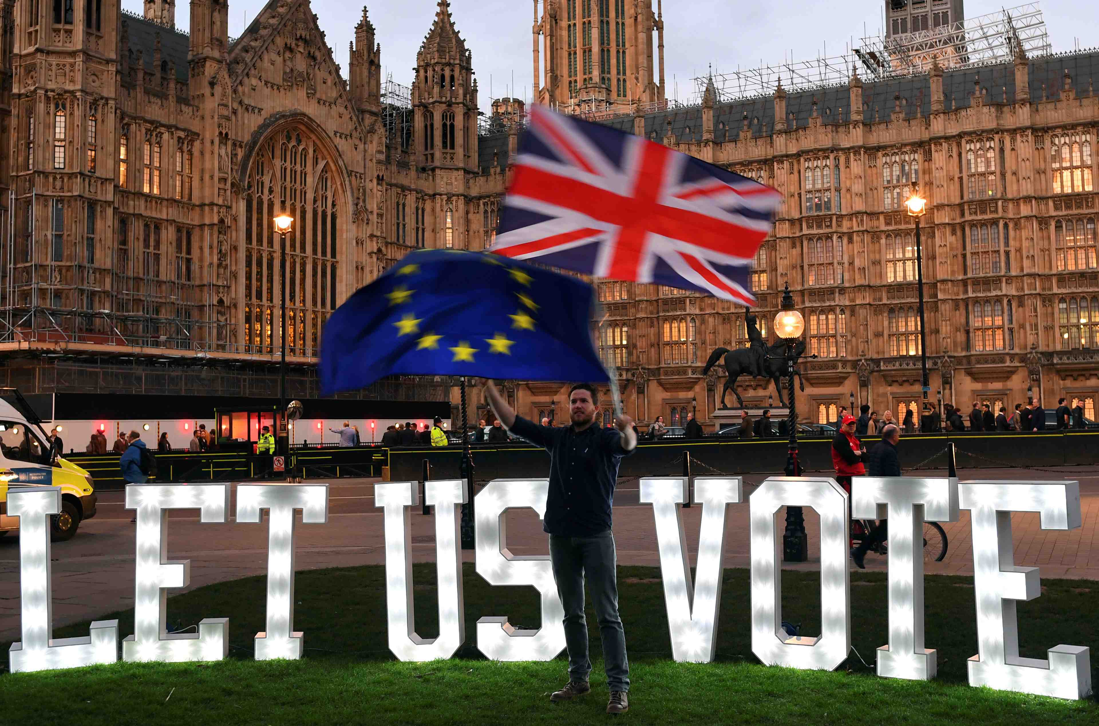 Il est temps que le feuilleton brexit s'arrete, dit le drian