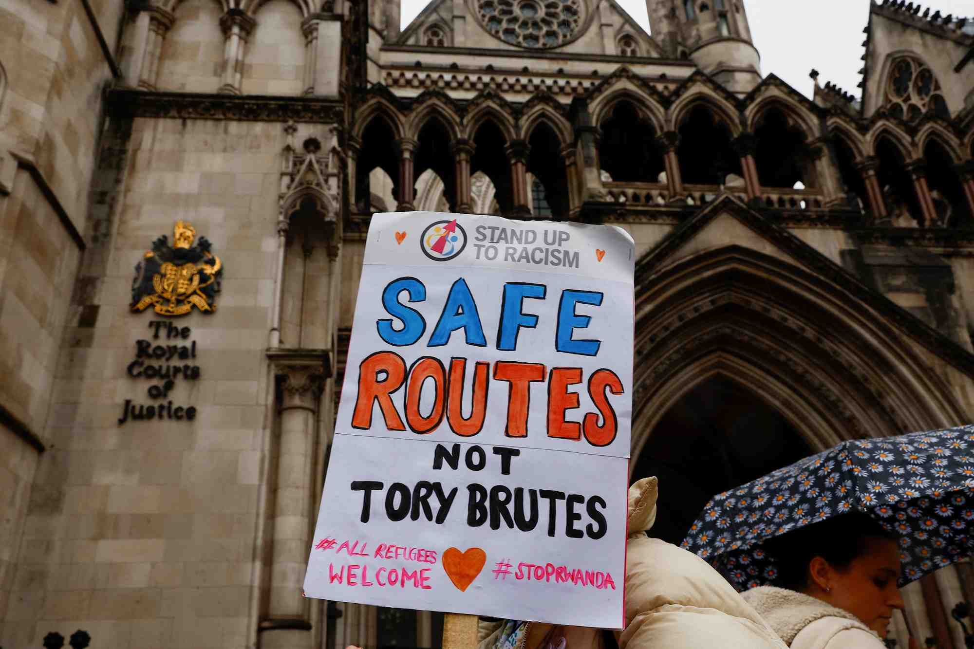 Des manifestants devant la haute cour de londres au sujet du plan gouvernemental d'expulsion de migrants au rwanda