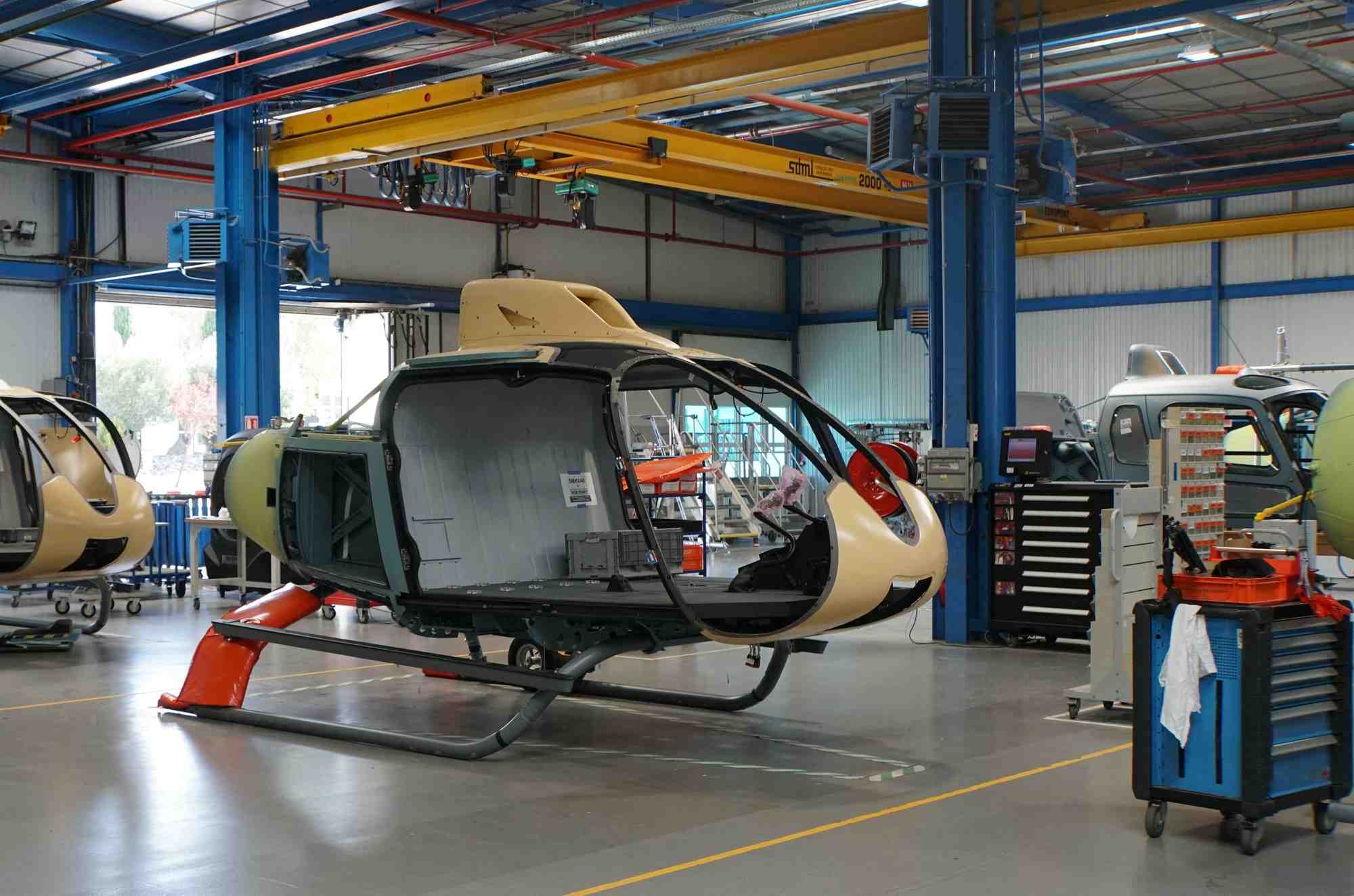 Photo d'helicopteres en cours d'assemblage a l'usine airbus helicopters de marignane