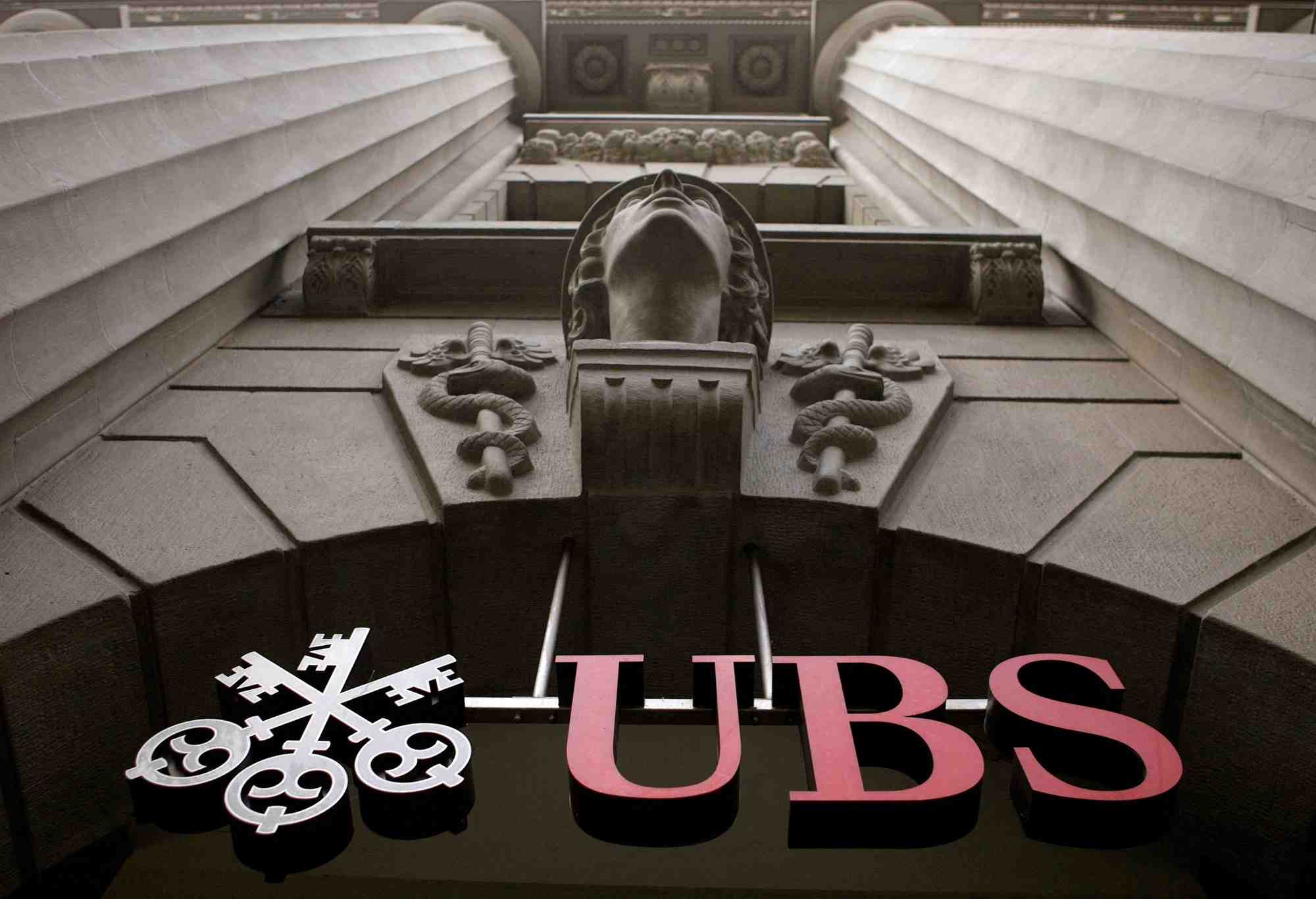 Le logo de la banque suisse ubs dans les bureaux de la societe a zurich