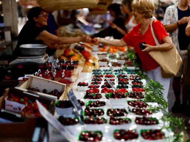 Photo des gens qui achetent des fruits sur un marche local a nice